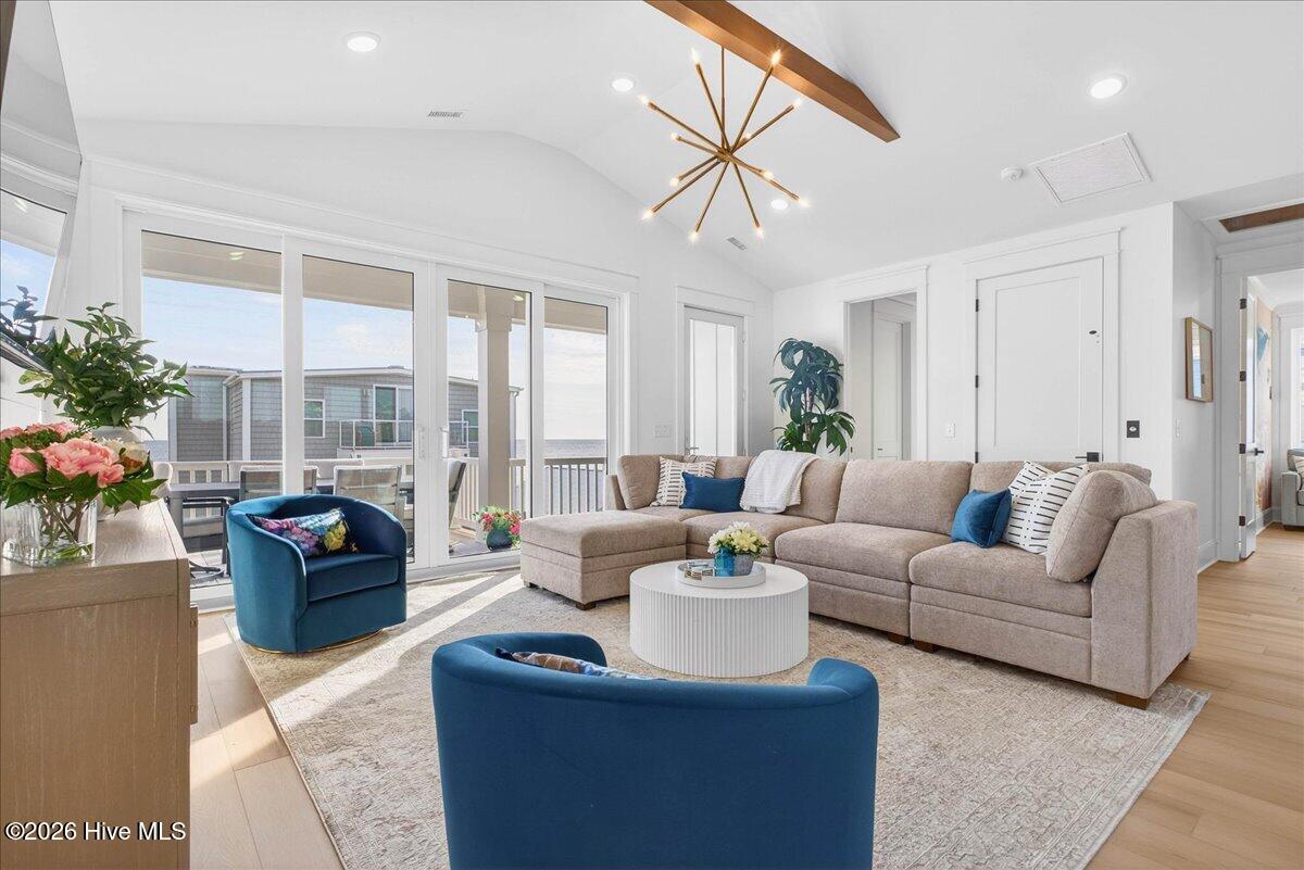 100543299 | Photo 36