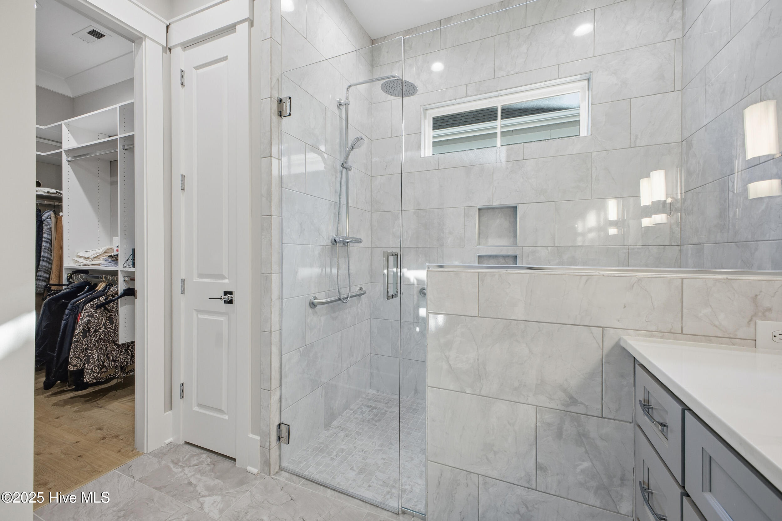 100540842 | Photo 38