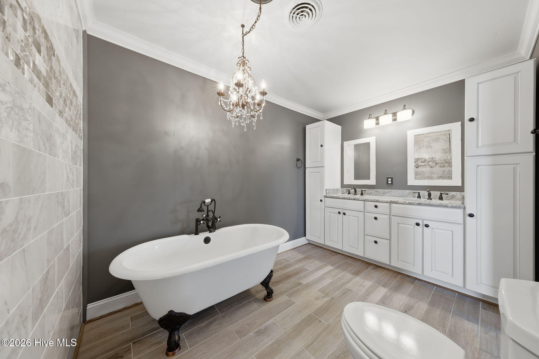 100557788 | Photo 35