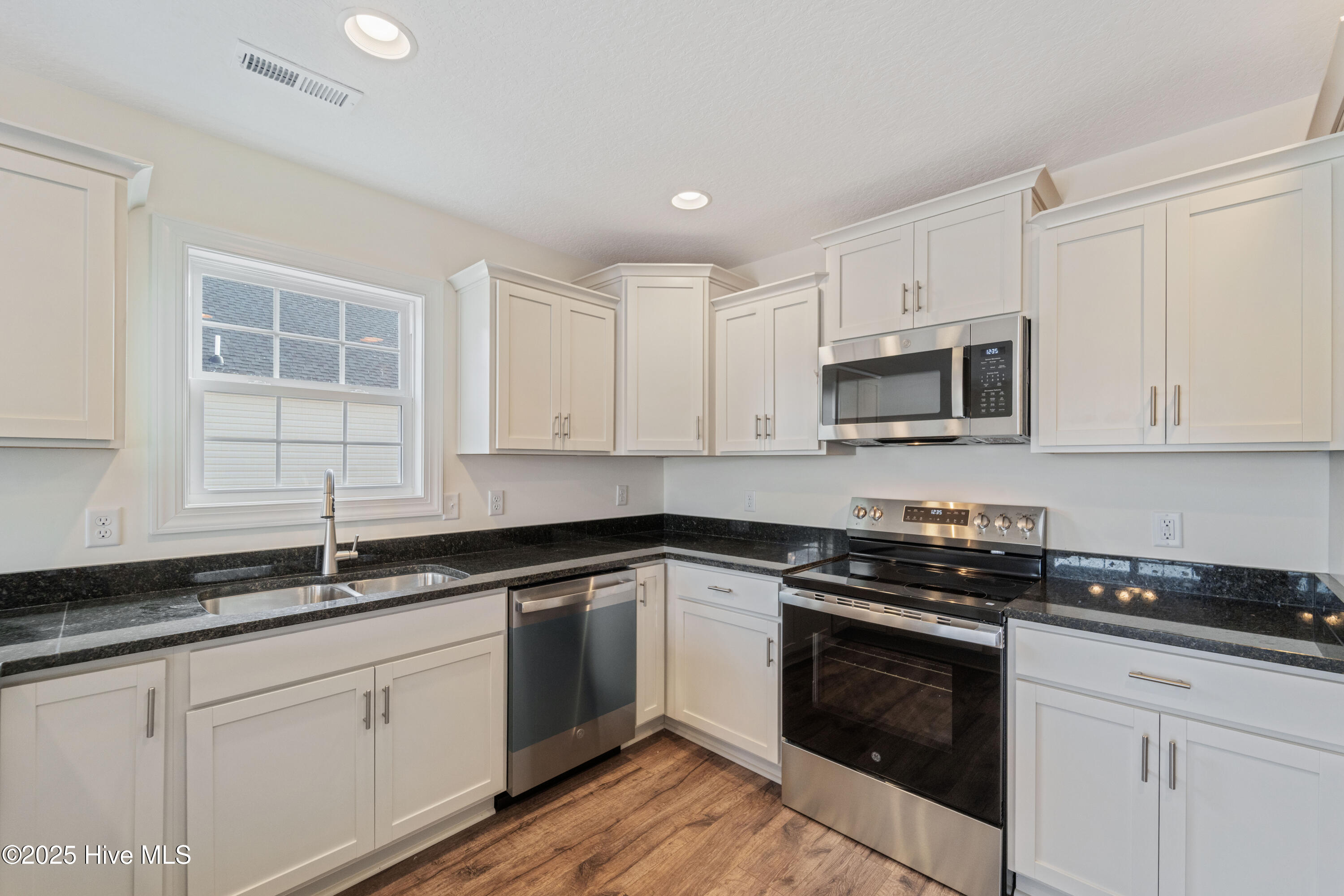 100519944 | Photo 12