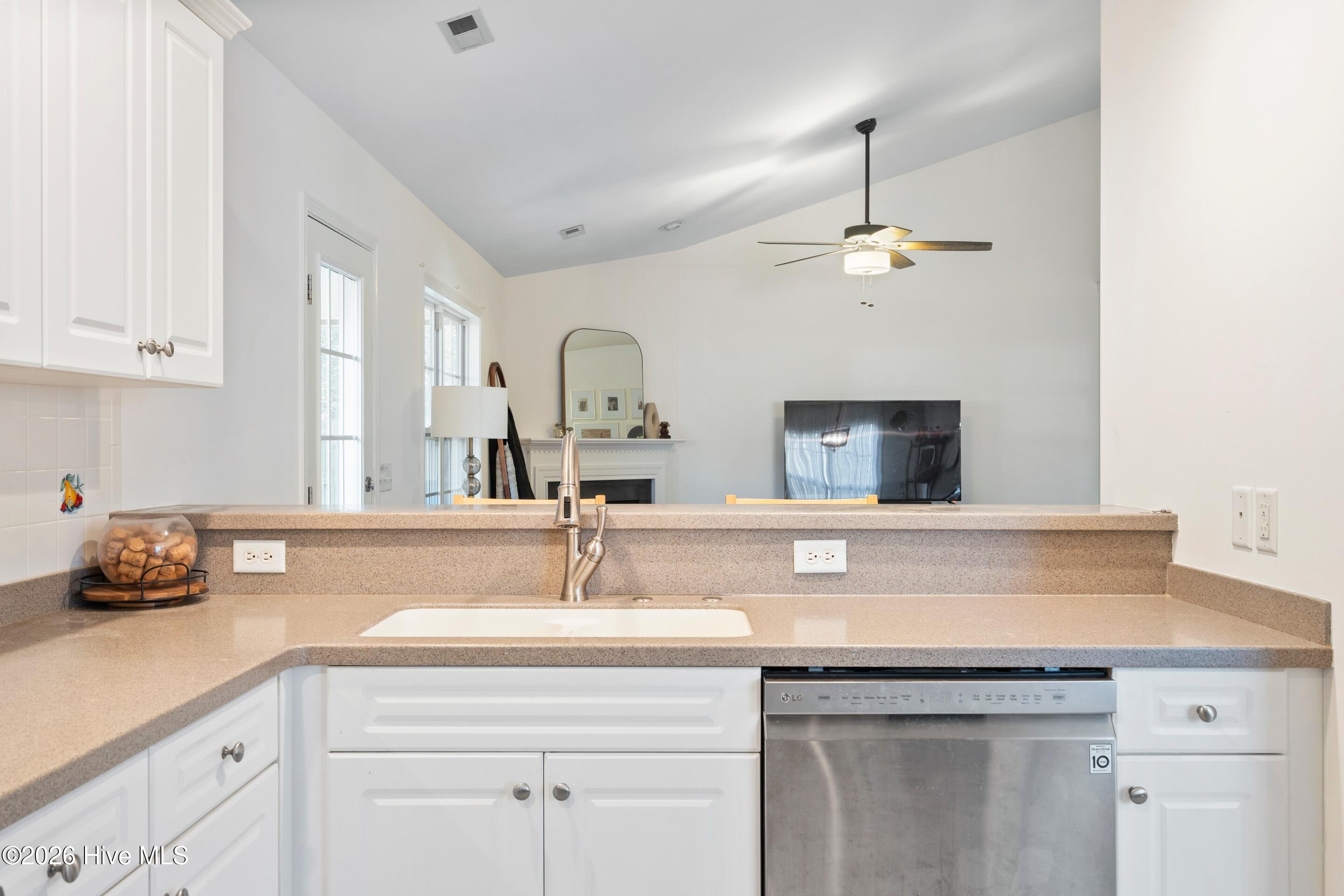 100549655 | Photo 16