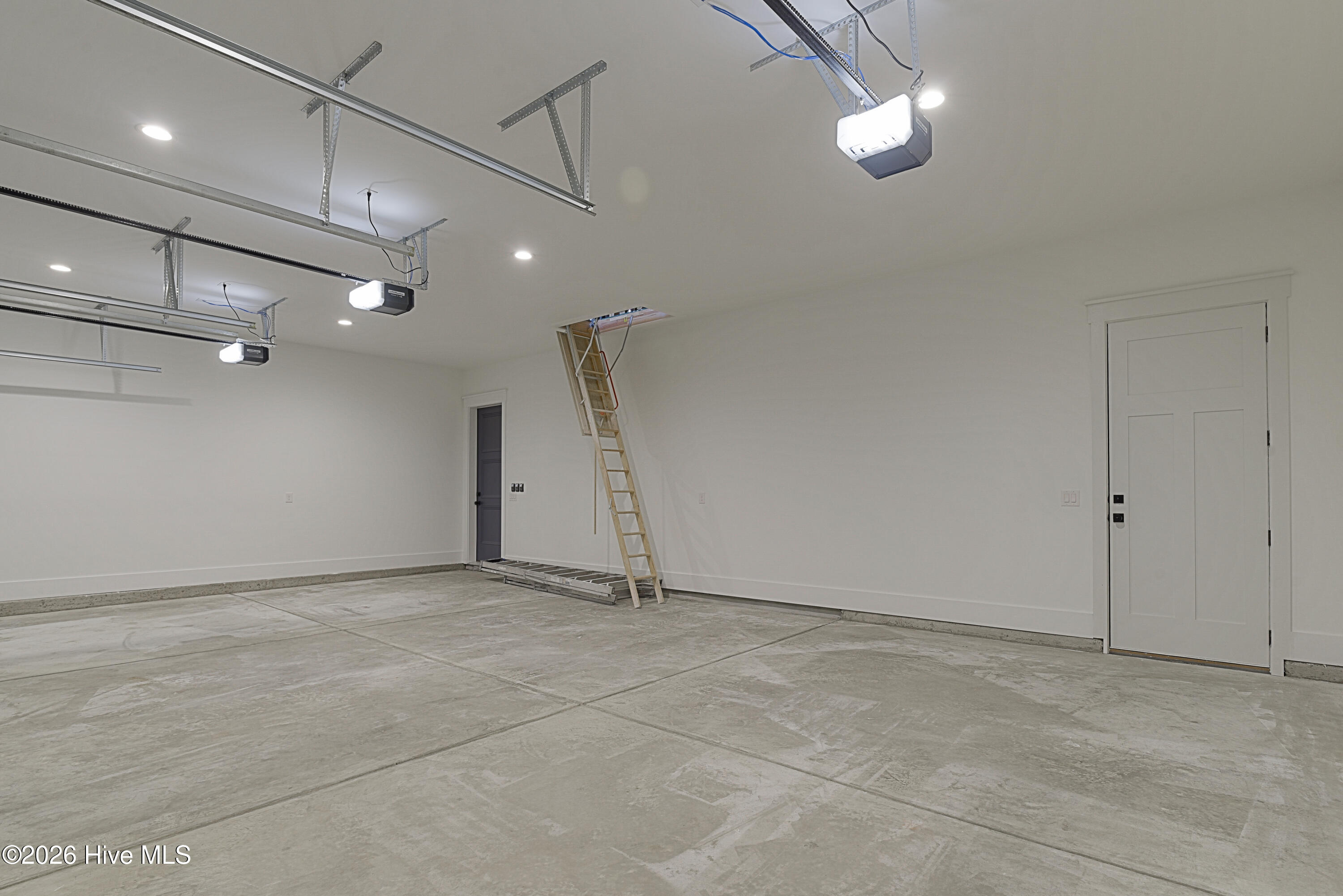 100563417 | Photo 39