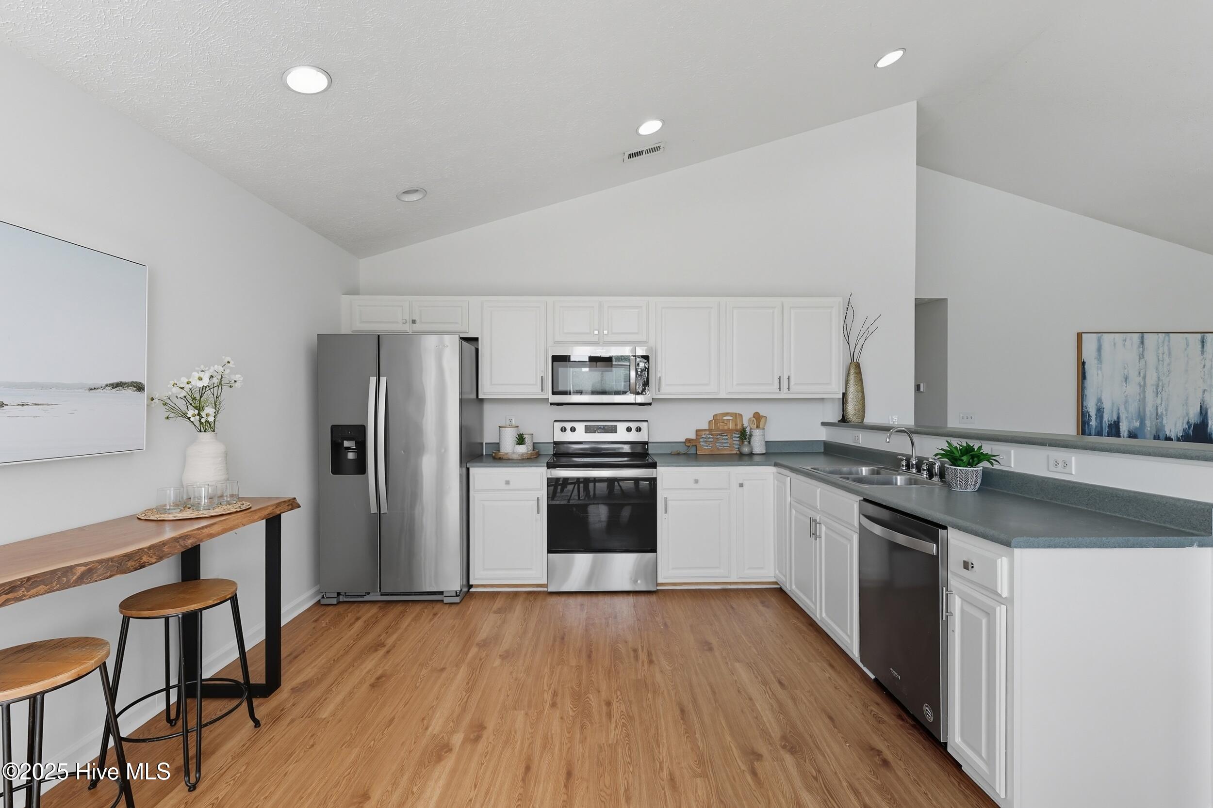 100533077 | Photo 11