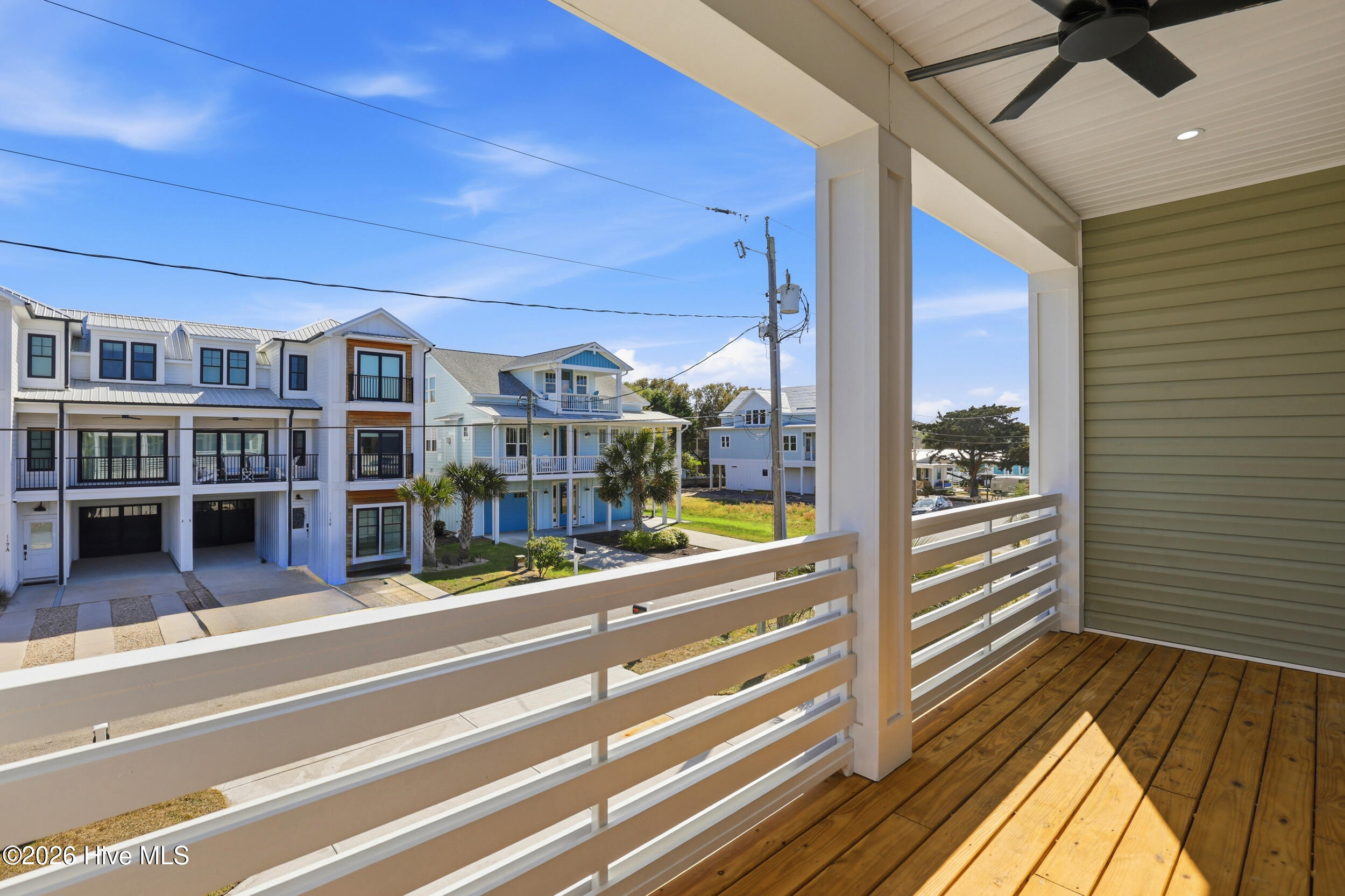 100562877 | Photo 33