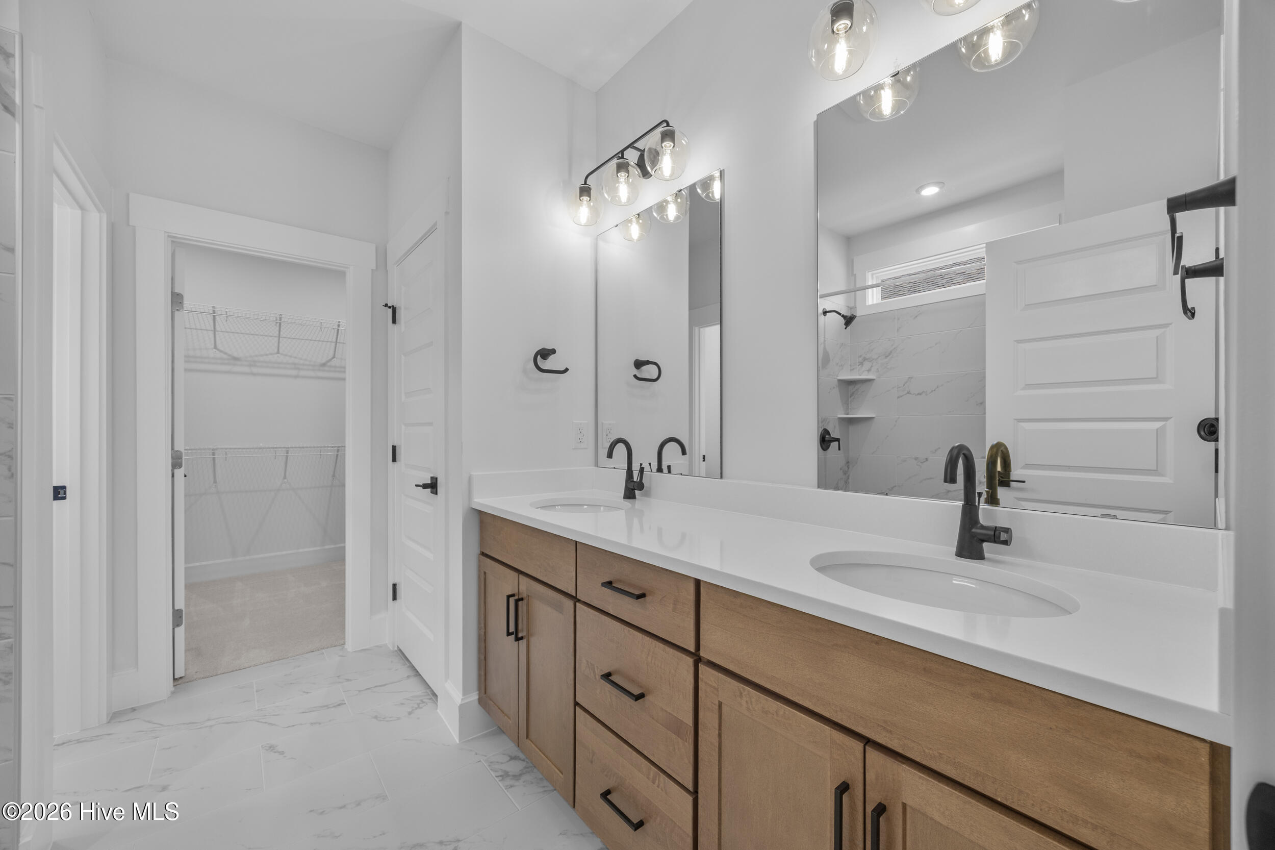 100560726 | Photo 27