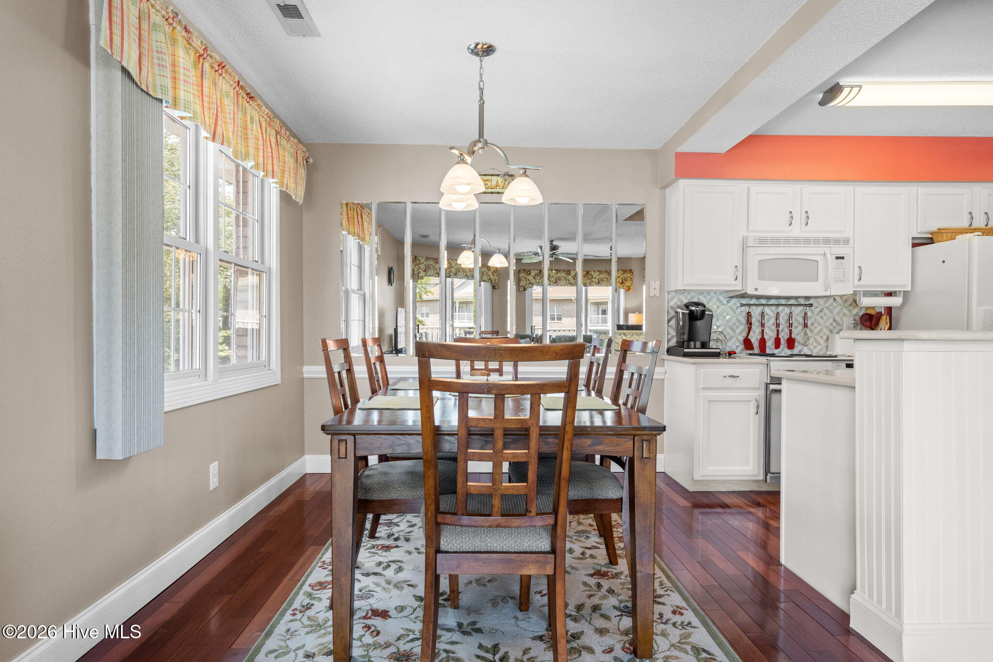 100569270 | Photo 12