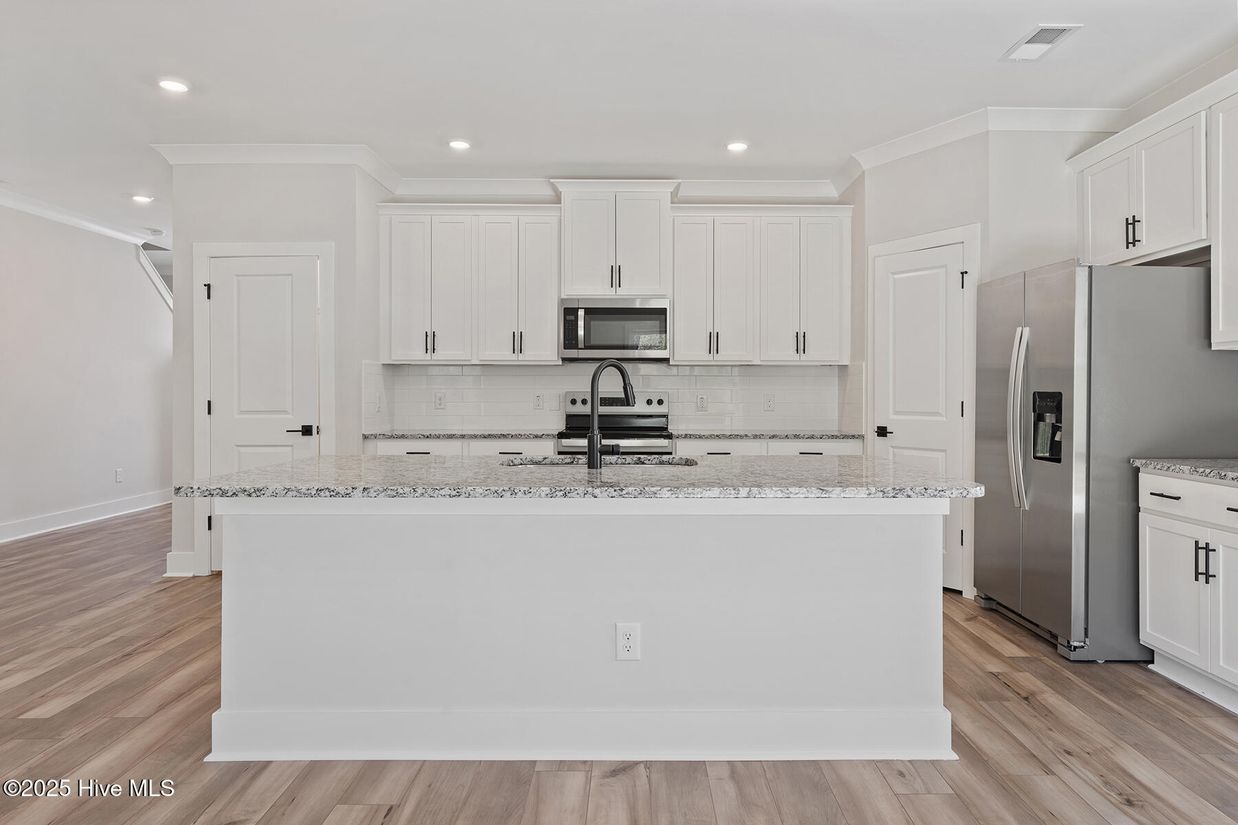 100557717 | Photo 11