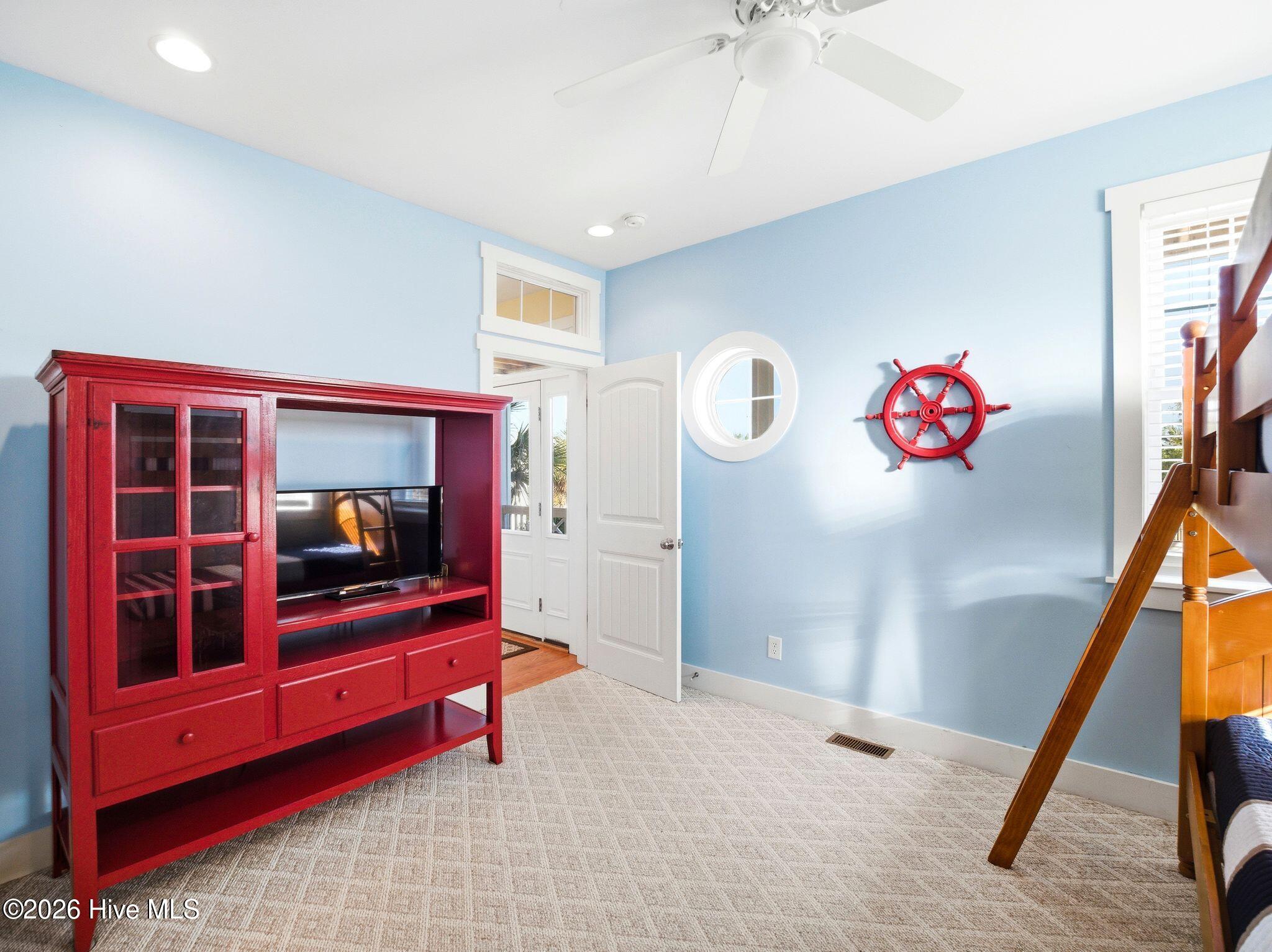 100569349 | Photo 37