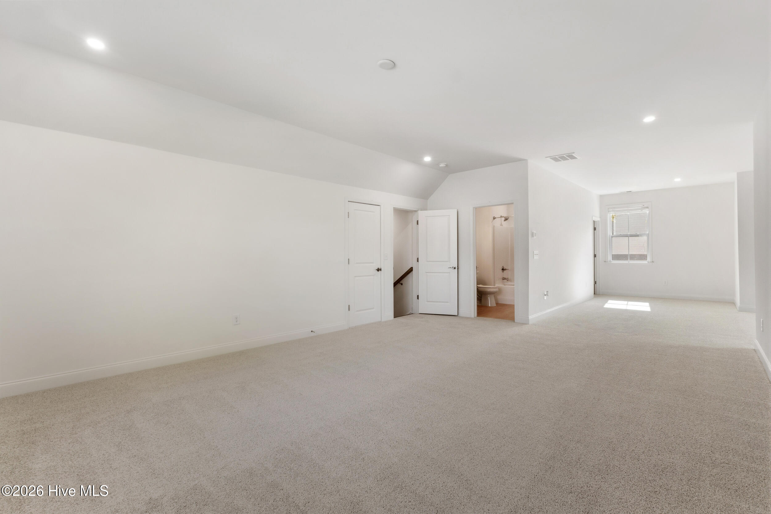 100567721 | Photo 40