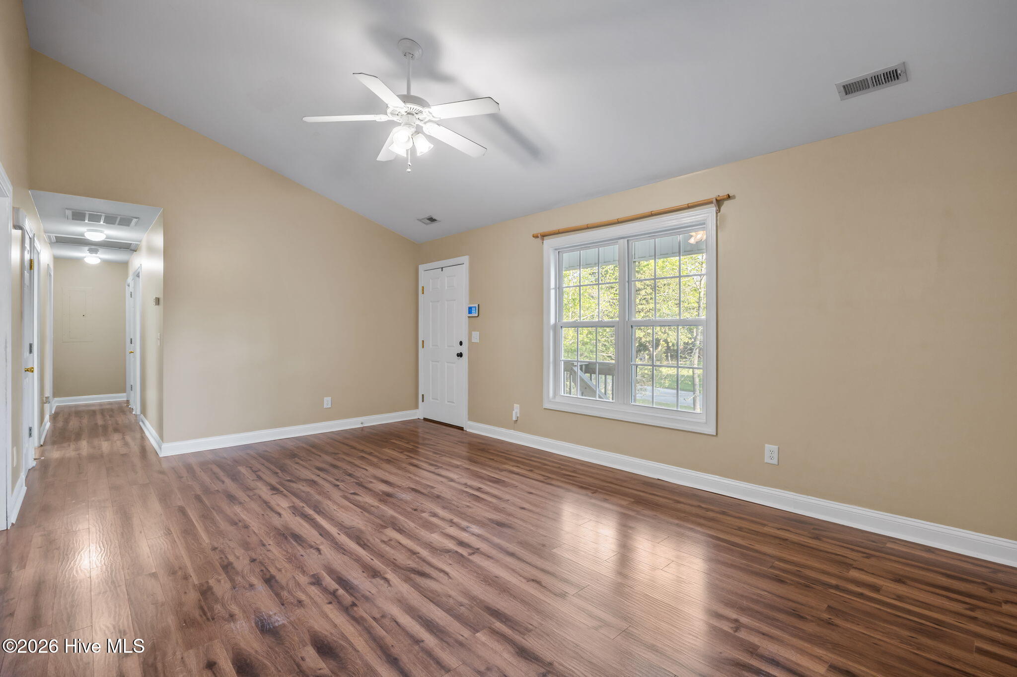 100564597 | Photo 15