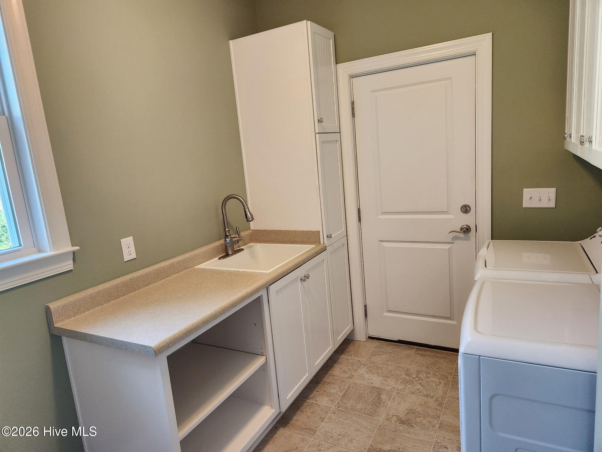 100562104 | Photo 11