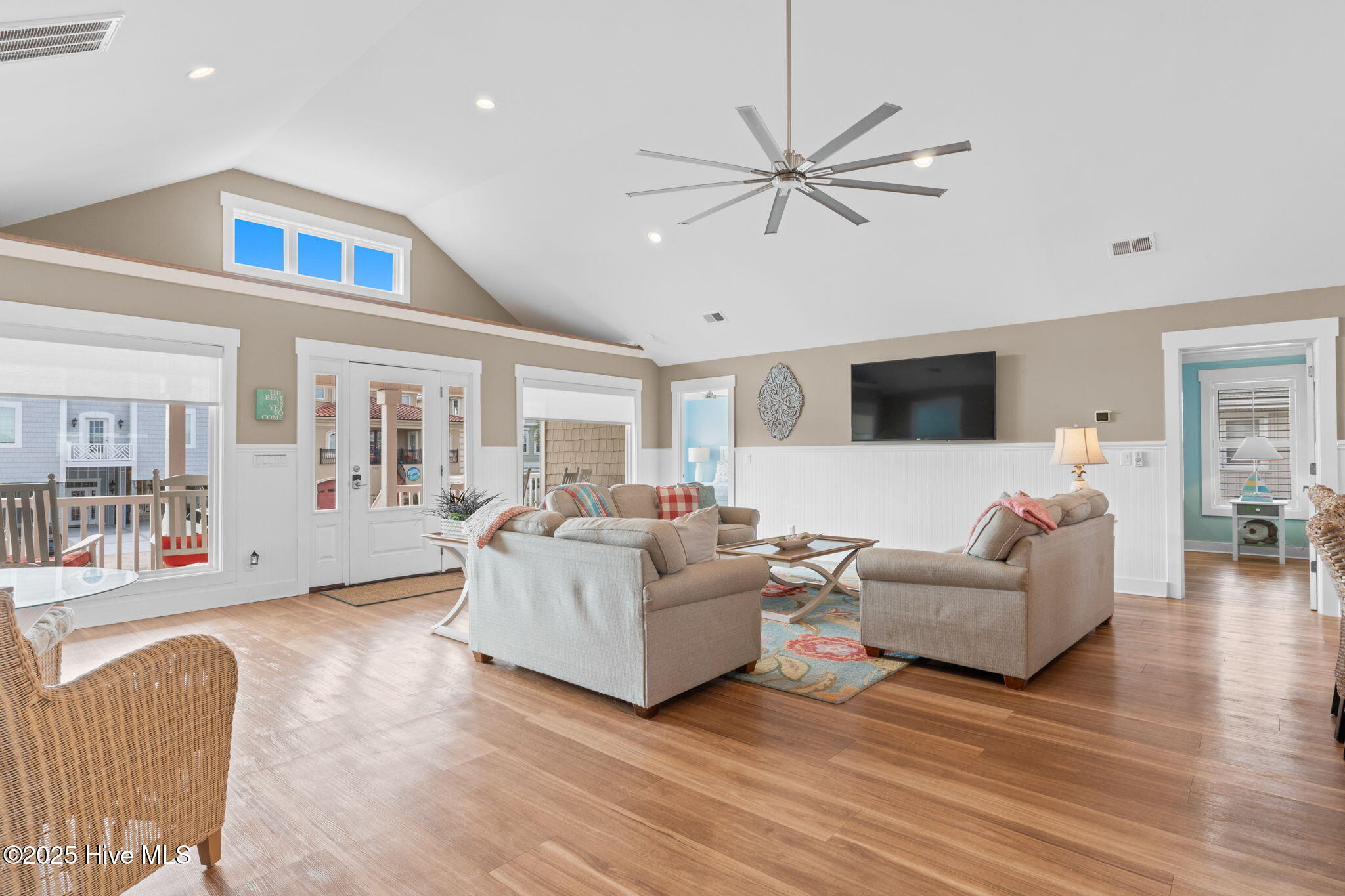 100541677 | Photo 14