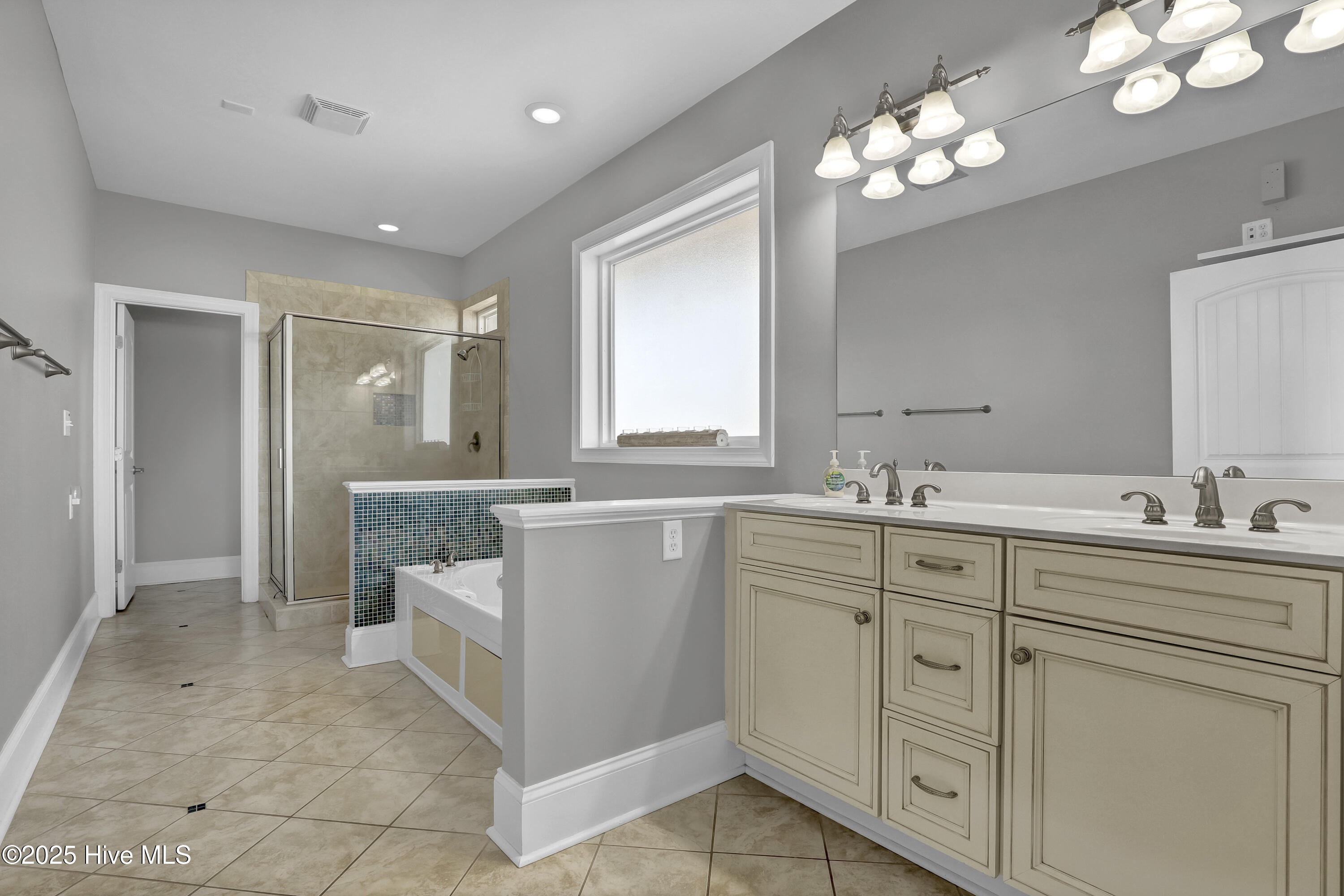 100538324 | Photo 30