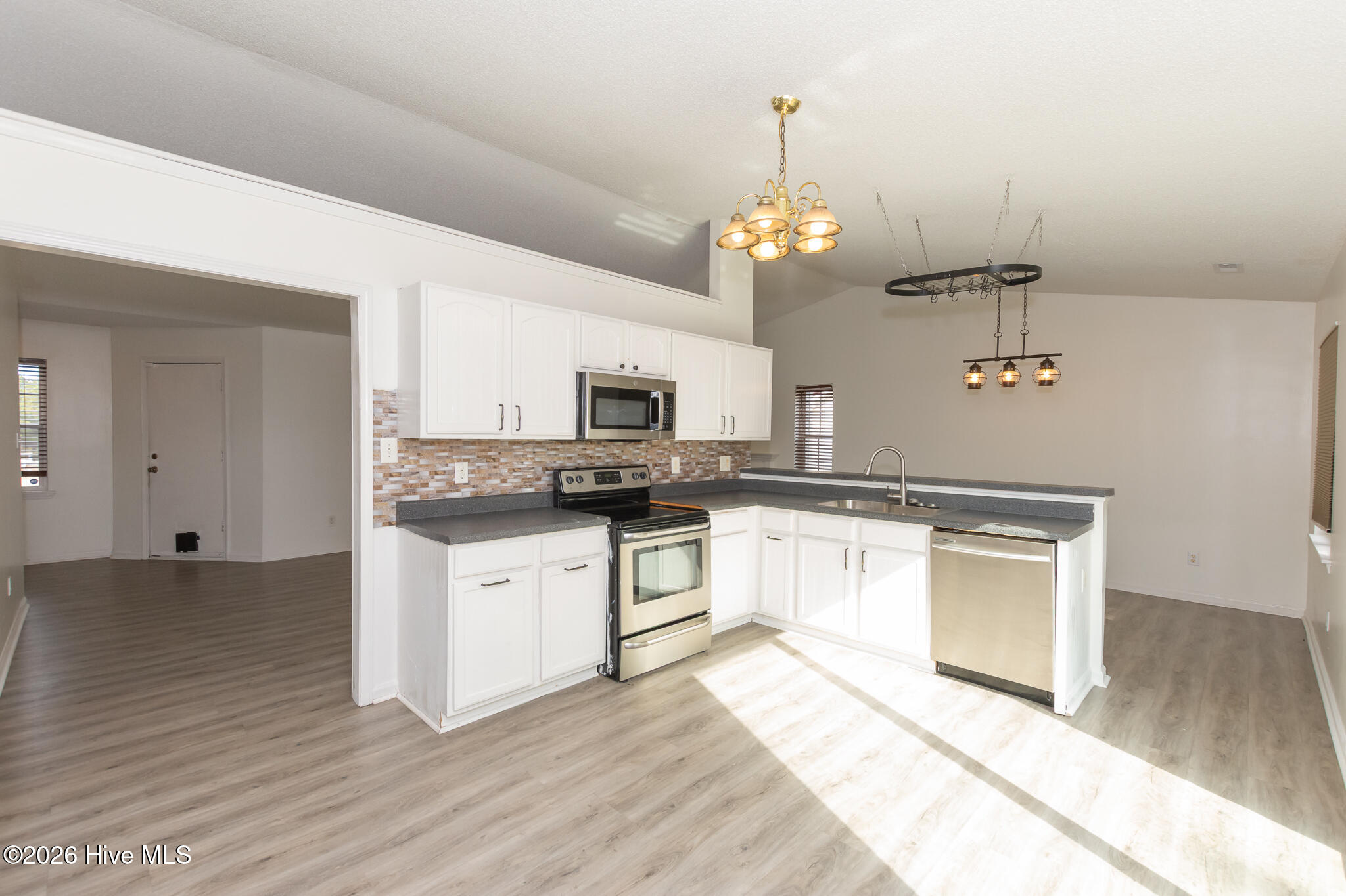 100550624 | Photo 17