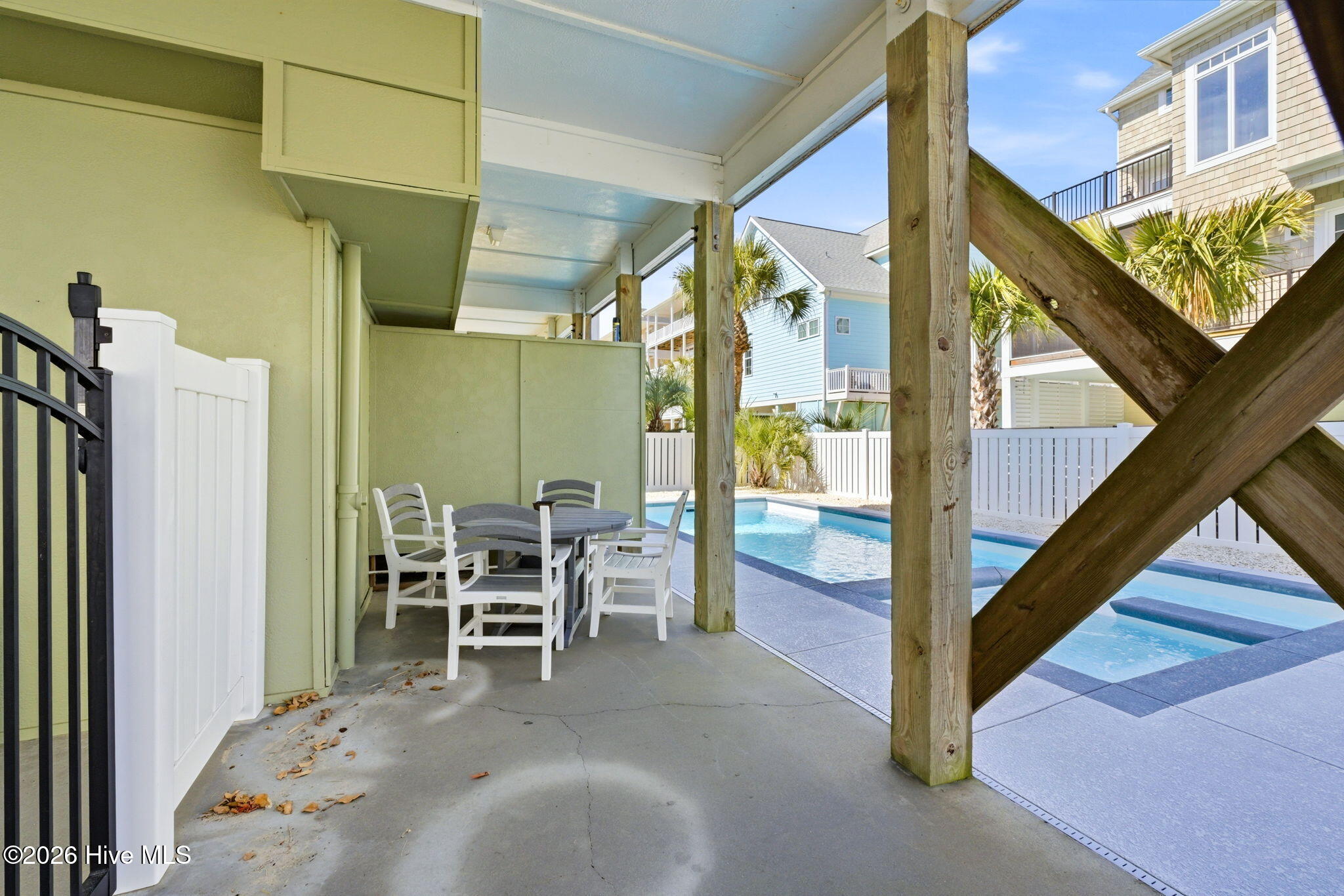 100559880 | Photo 45