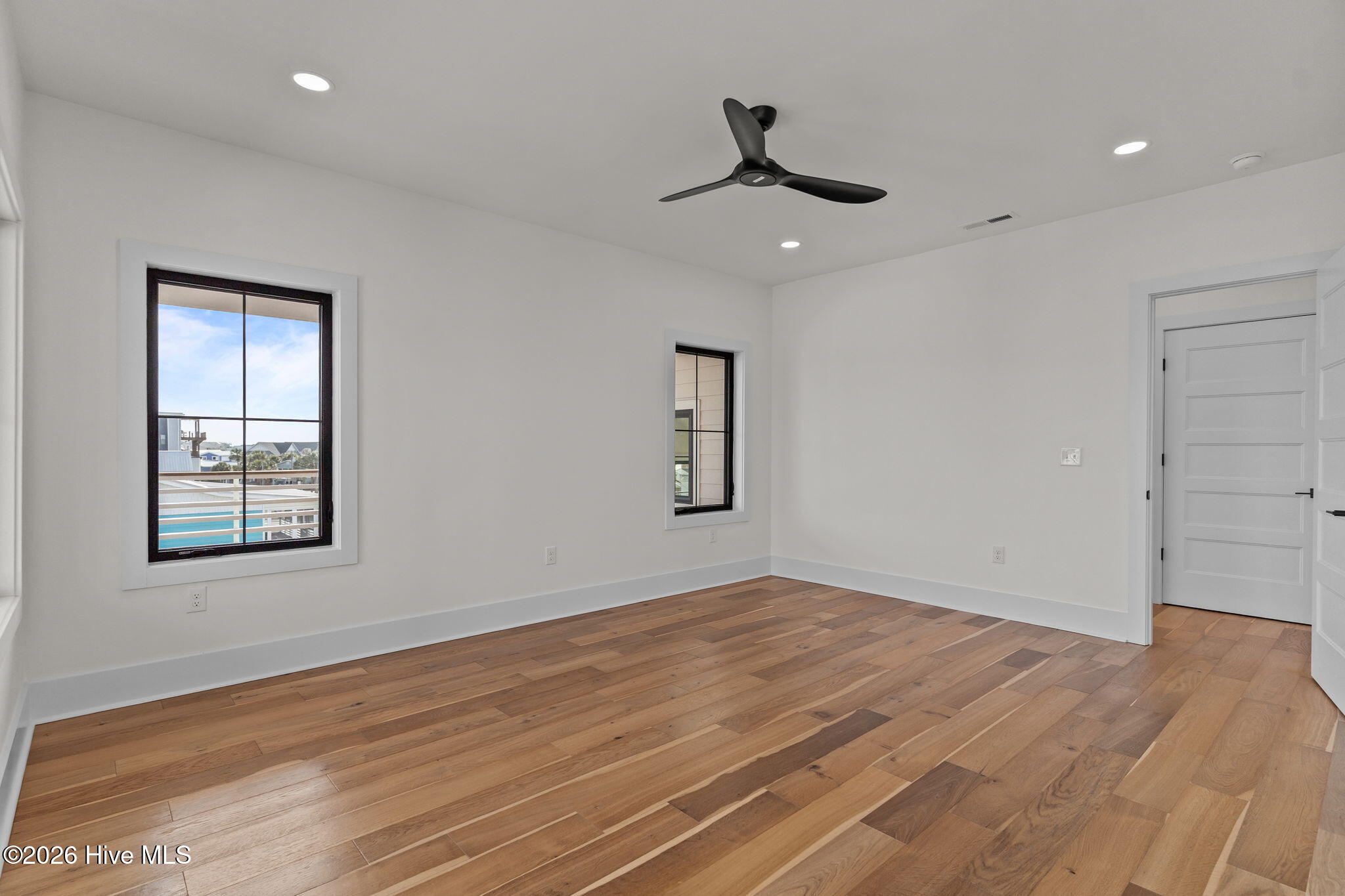 100553287 | Photo 61