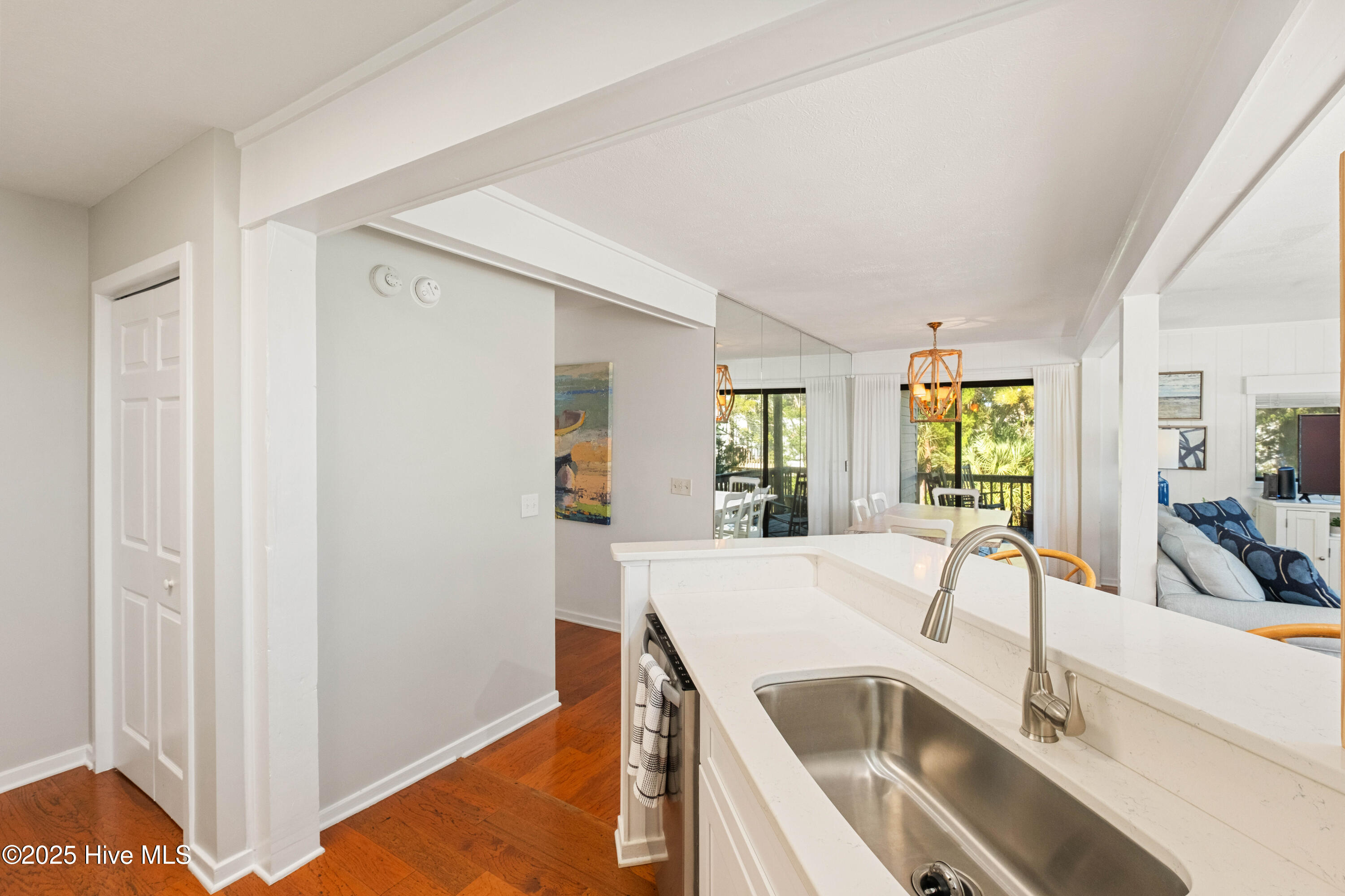 100540303 | Photo 11