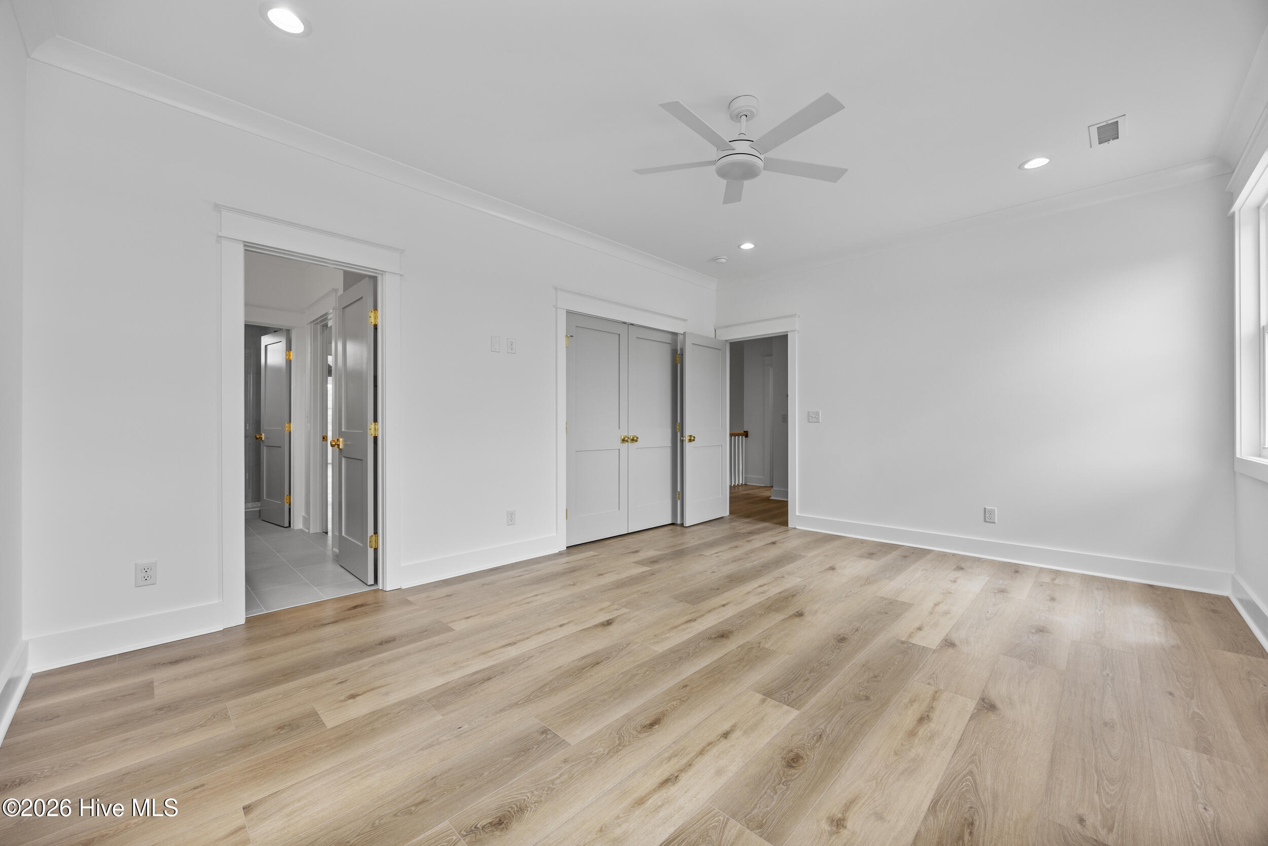 100570401 | Photo 39