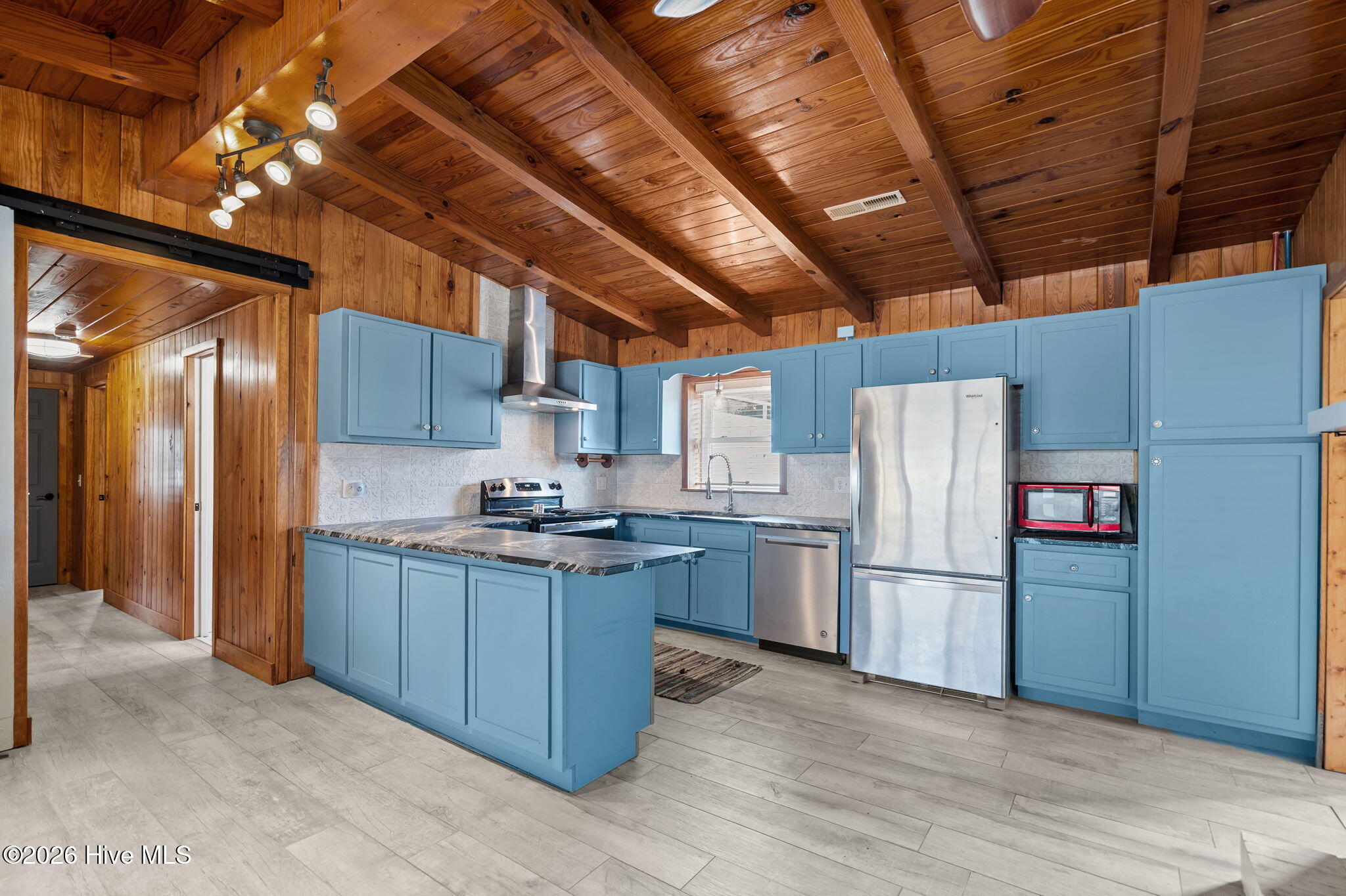 100545897 | Photo 10