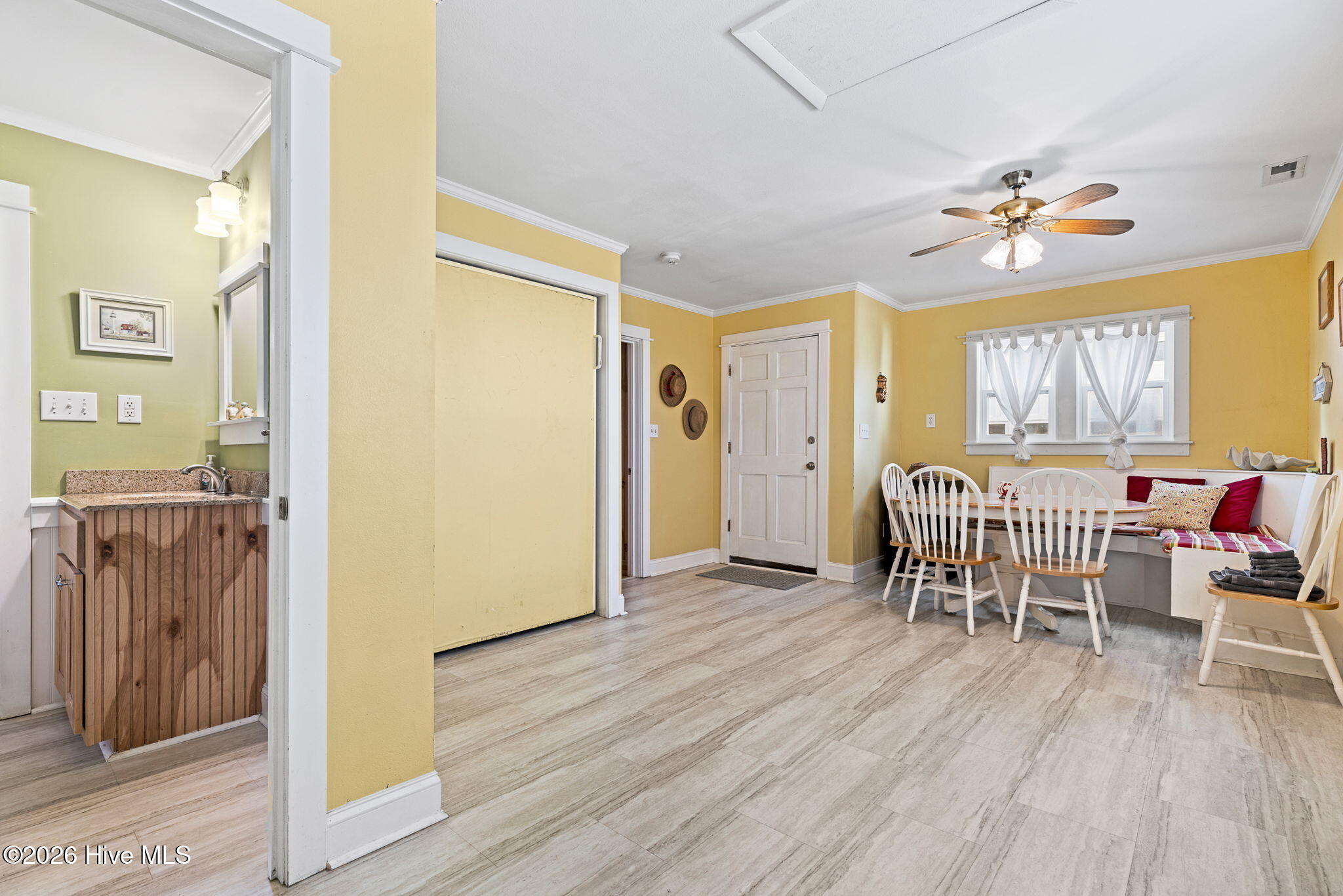 100557713 | Photo 24