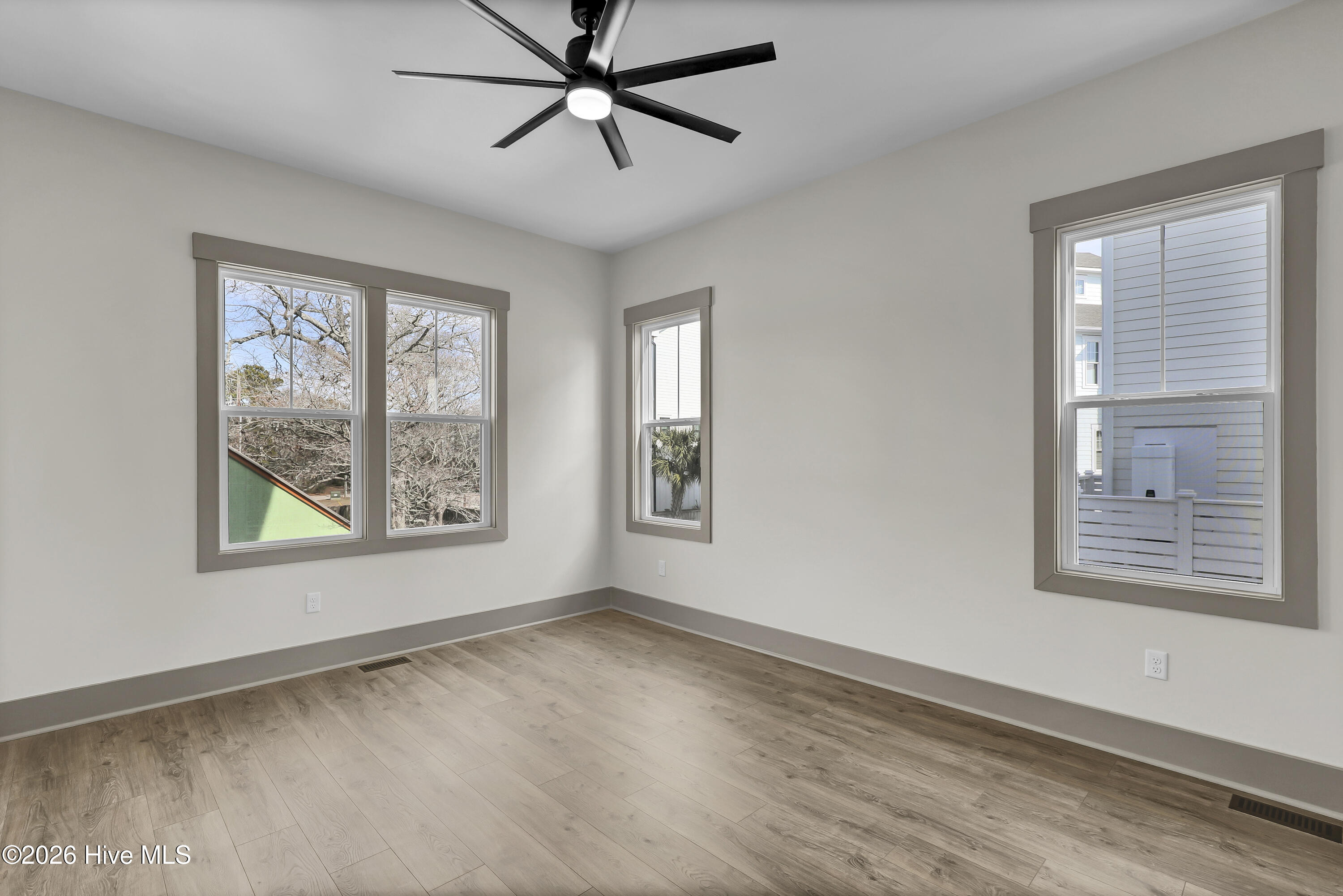 100554929 | Photo 37