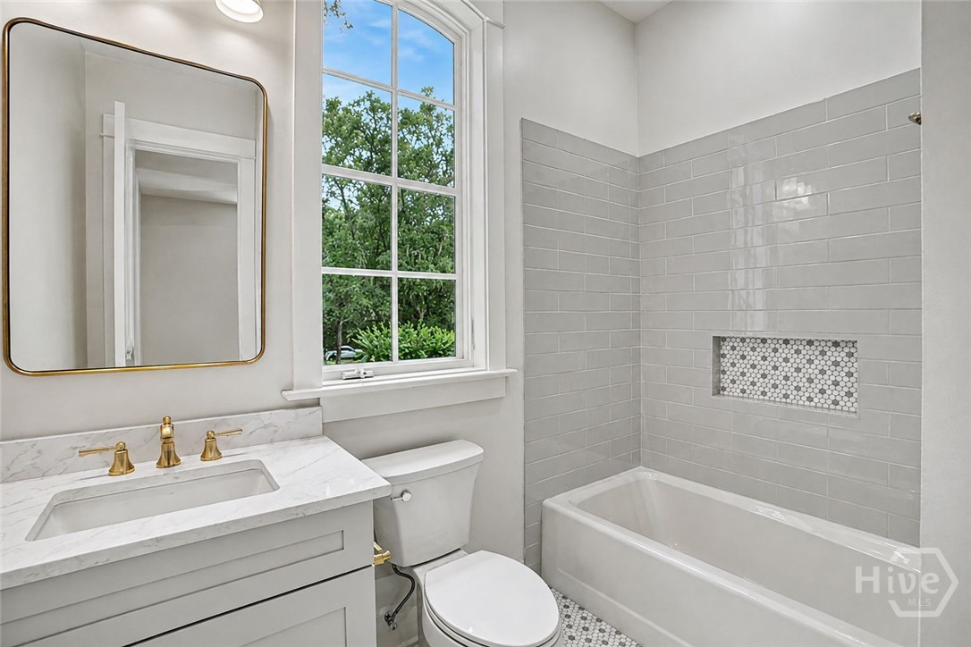 Bedroom 4 En Suite Bath