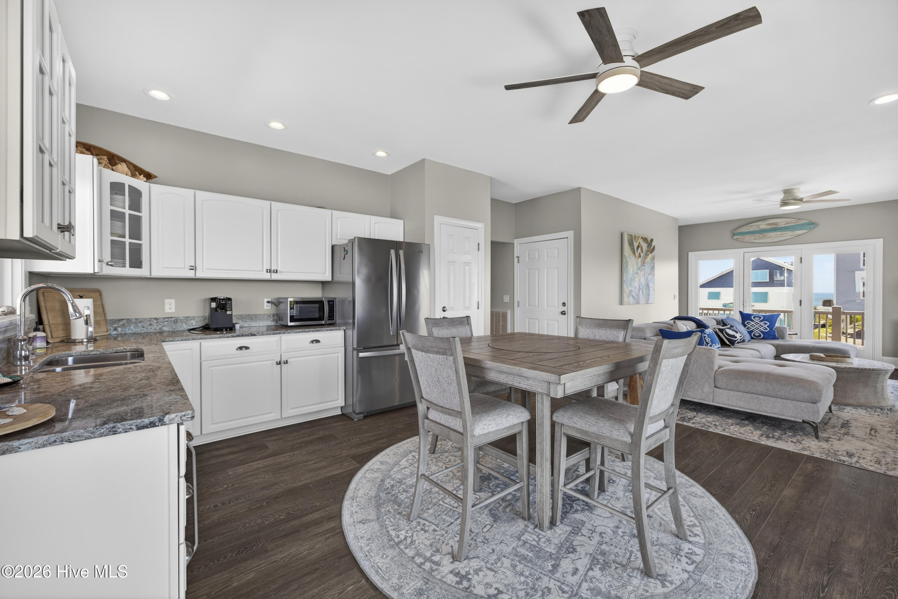 100568247 | Photo 35