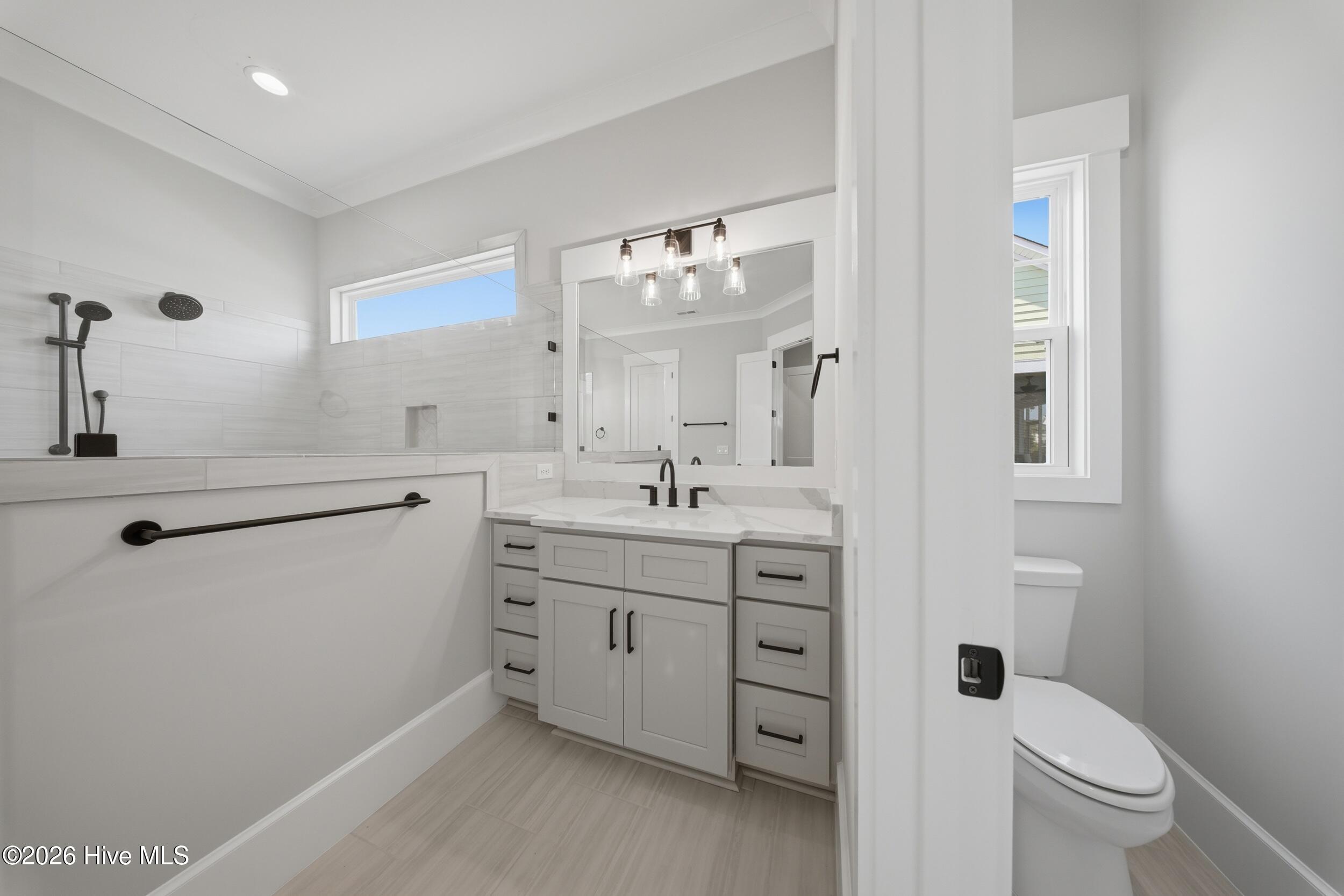 100567785 | Photo 47