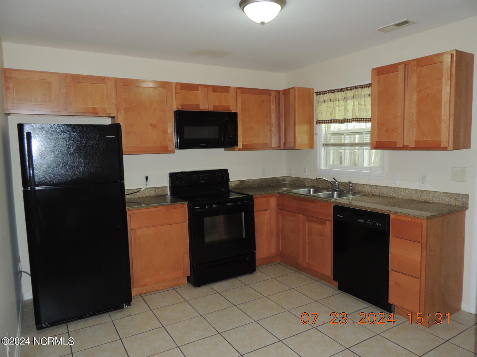 100550427 | Photo 16