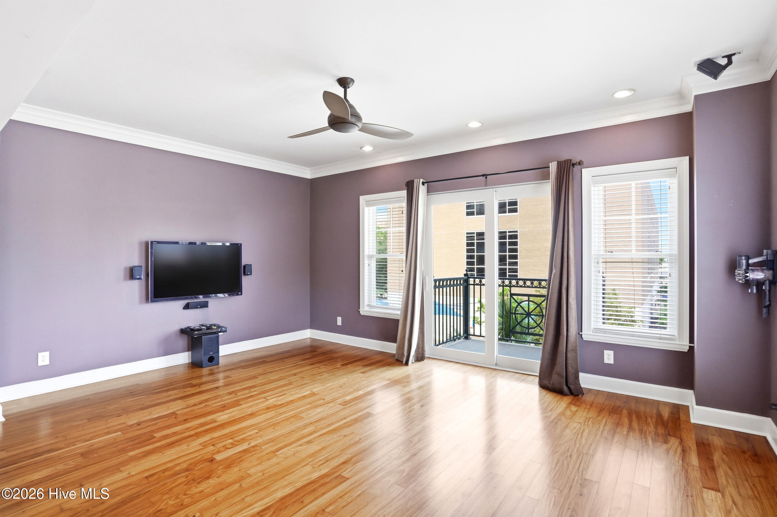 100570172 | Photo 11