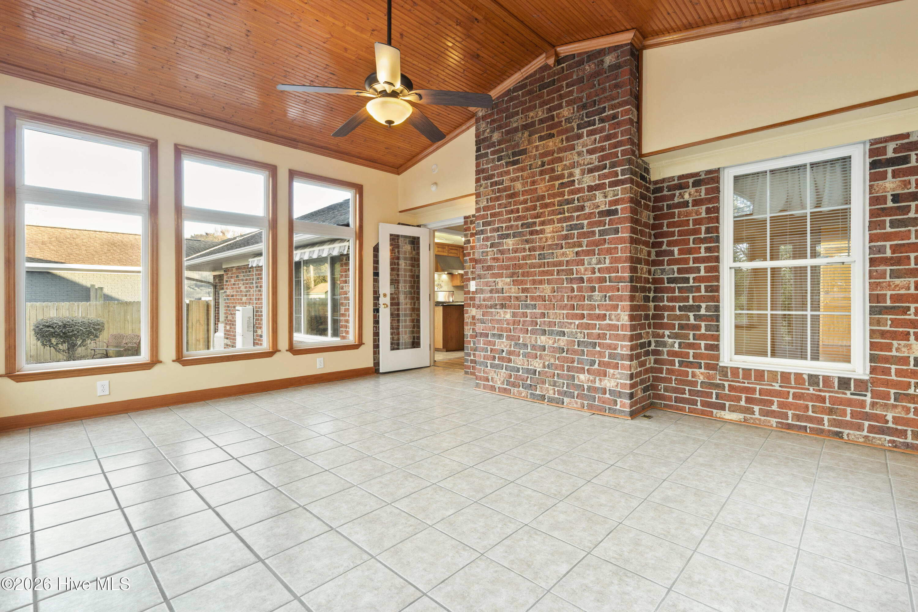 100549887 | Photo 20