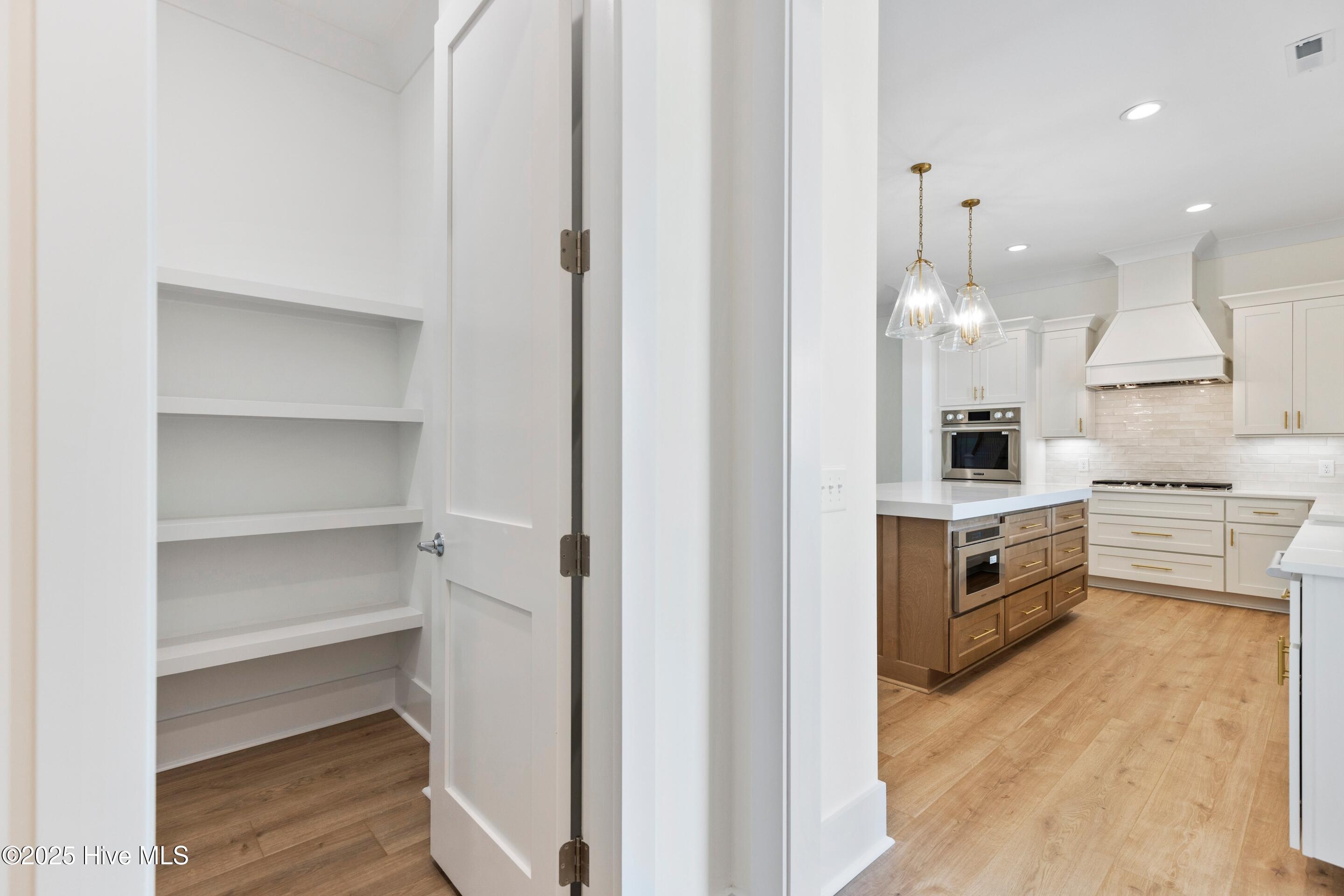 100542273 | Photo 35