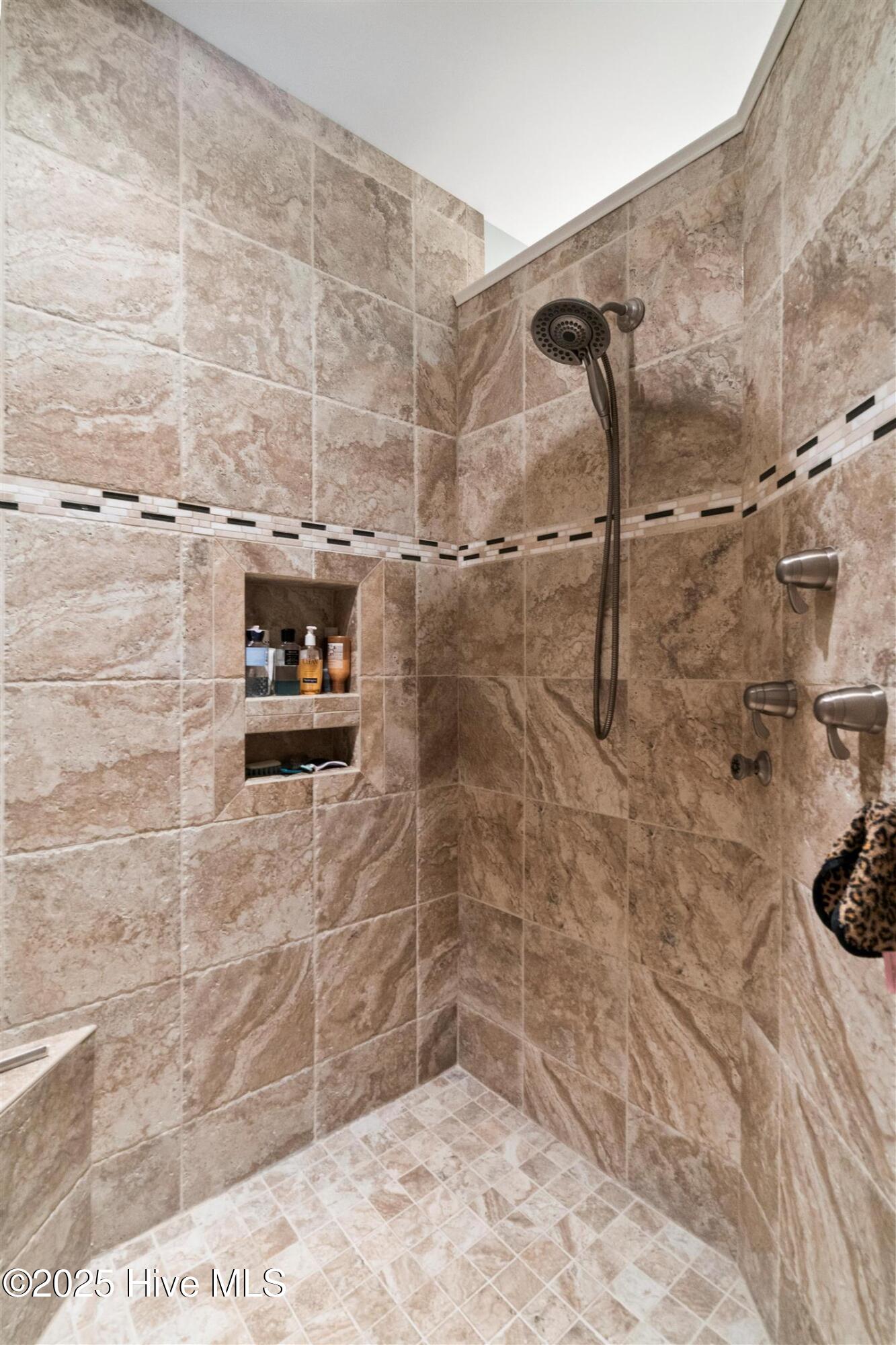 100518615 | Photo 45