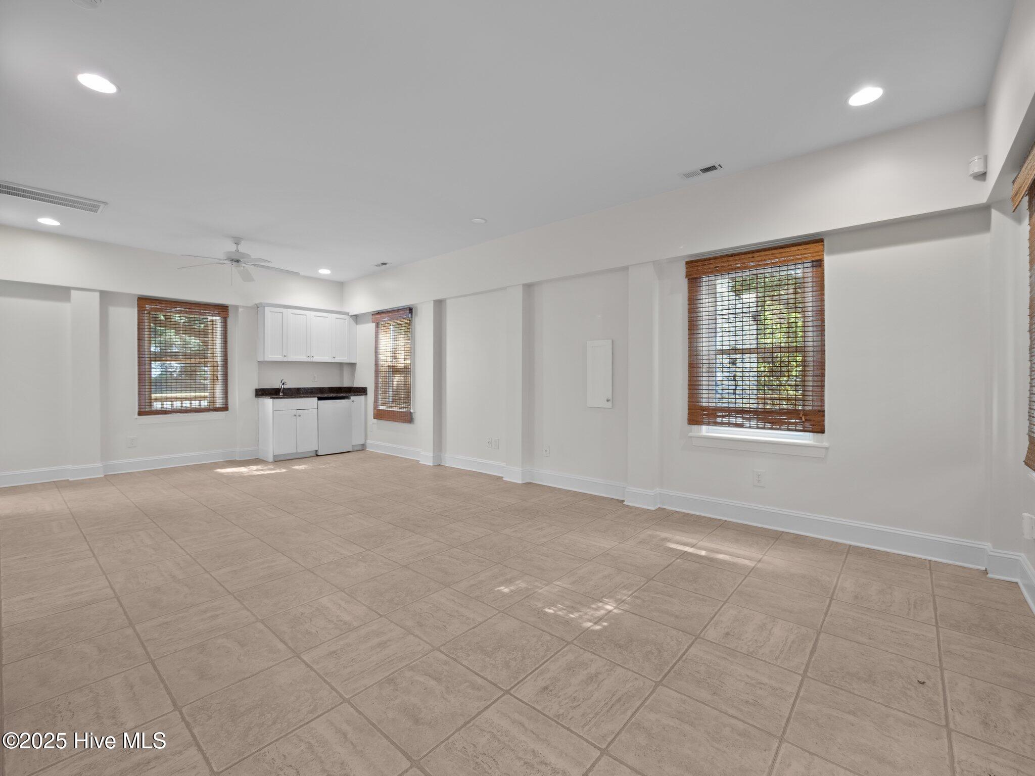 100518679 | Photo 42