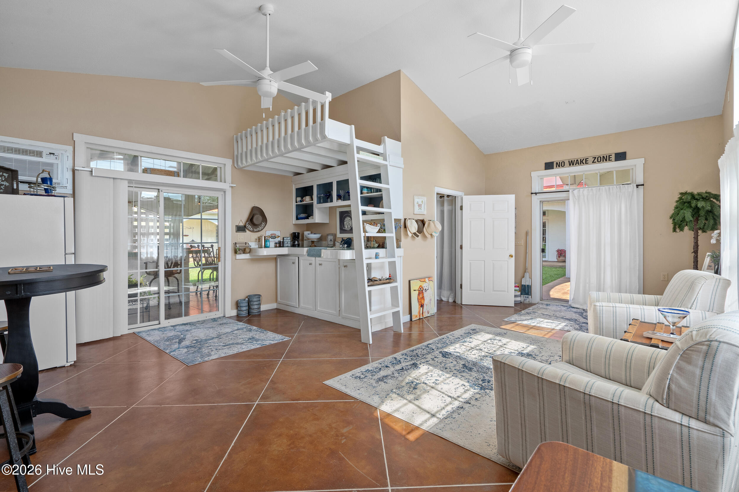 100548426 | Photo 42