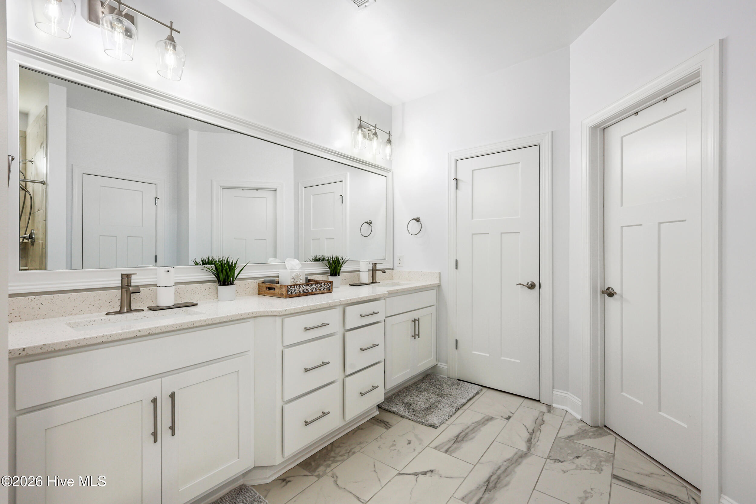 100569219 | Photo 24