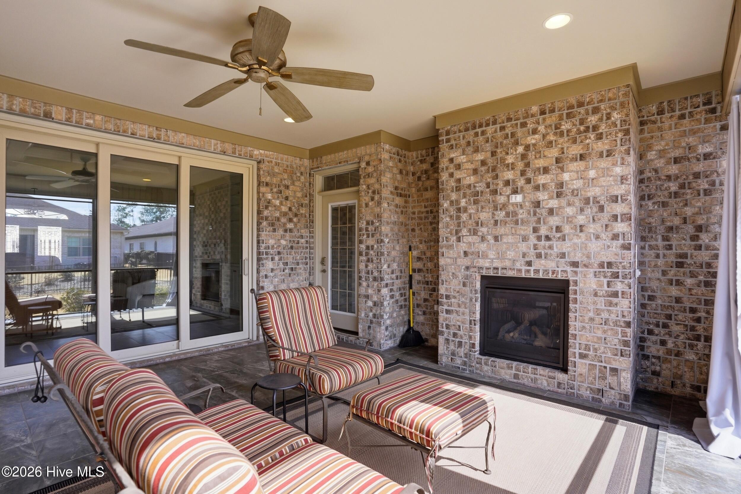 100560979 | Photo 38