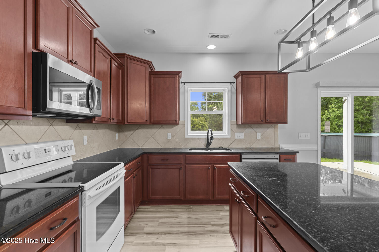 100523446 | Photo 10