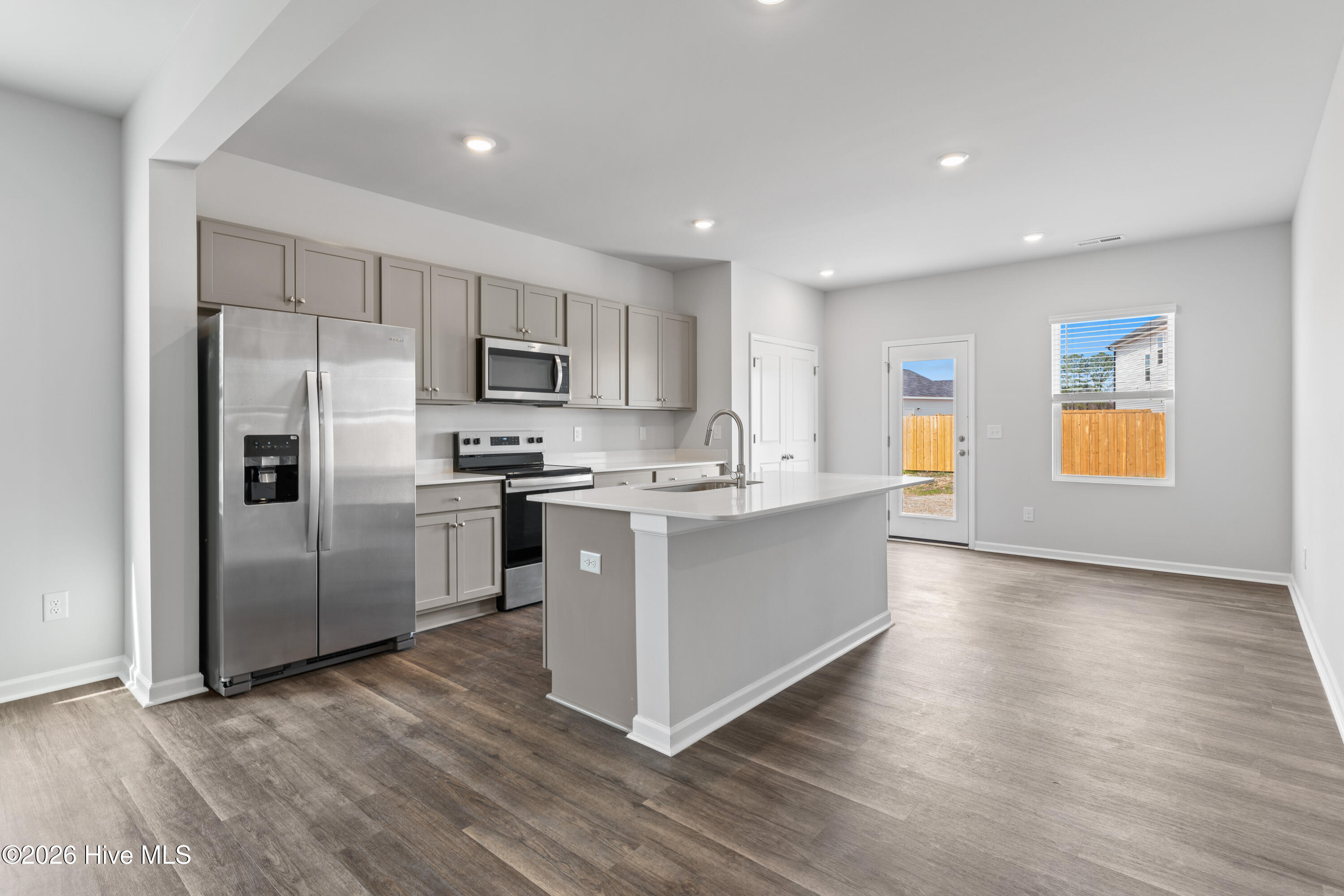 100538975 | Photo 12