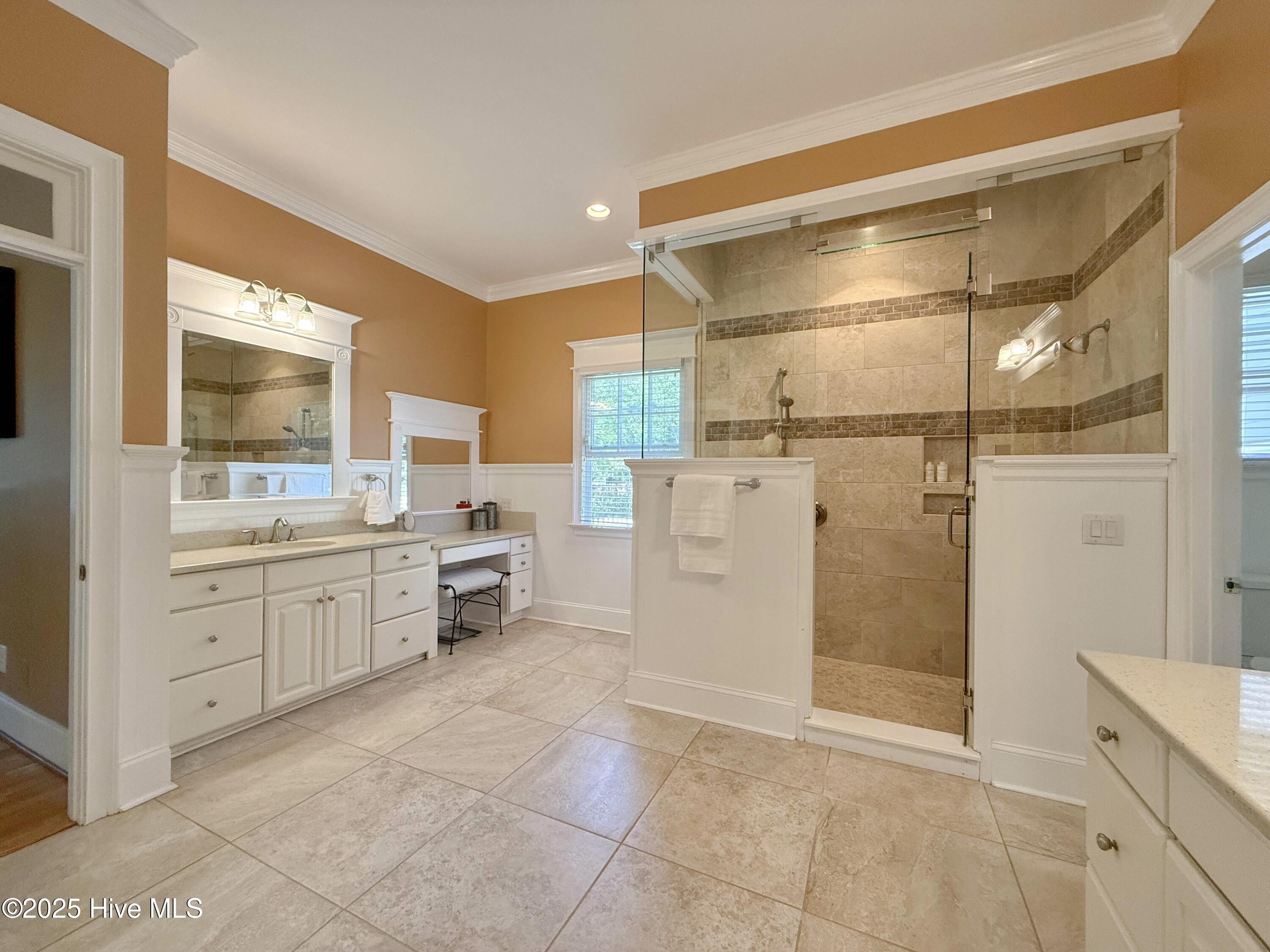 100561292 | Photo 51