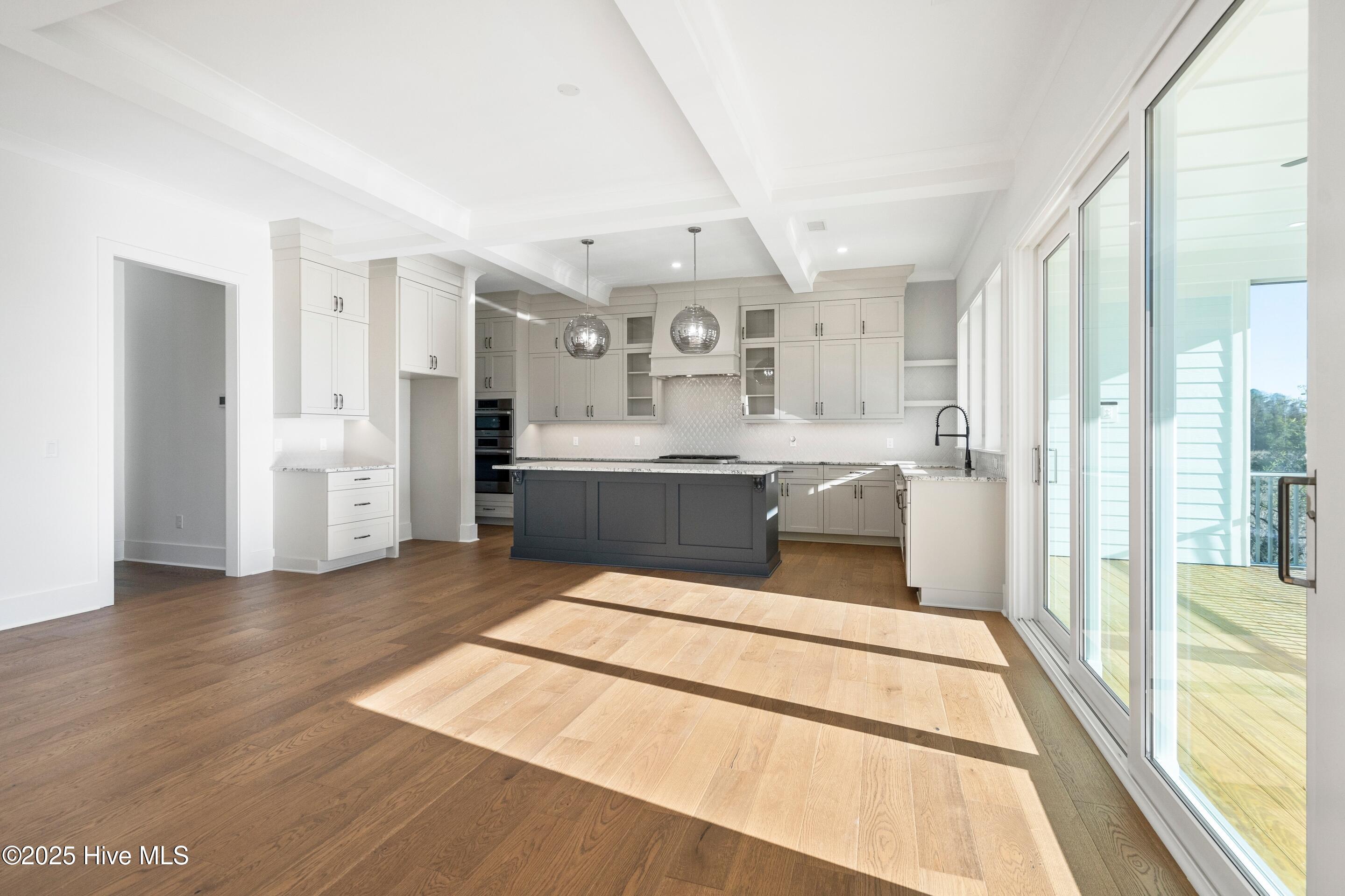 100545730 | Photo 24