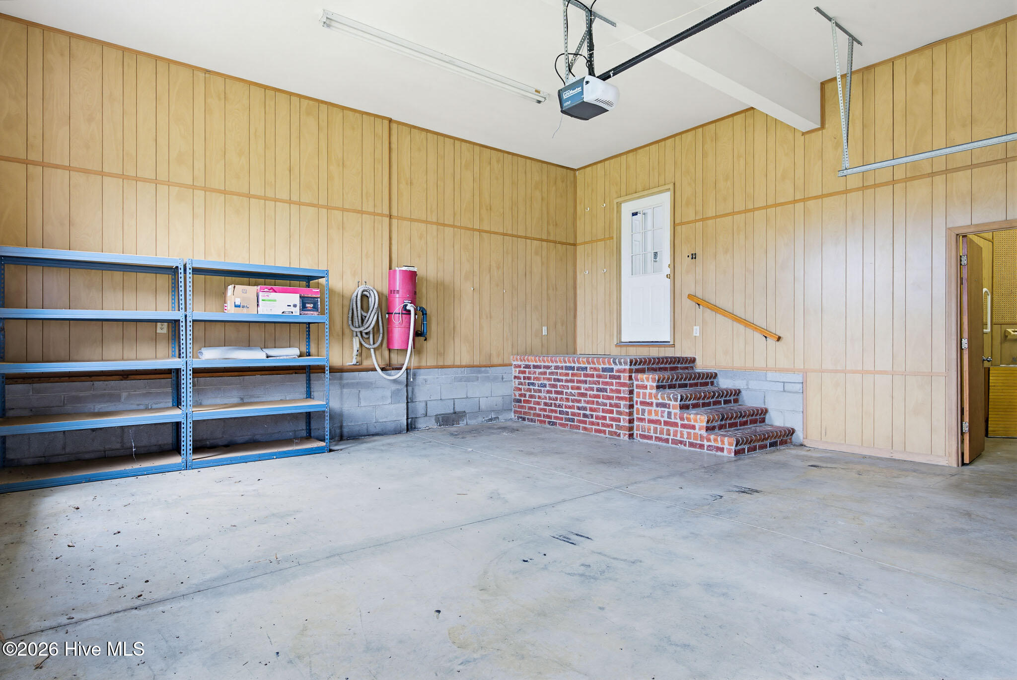 100570266 | Photo 54