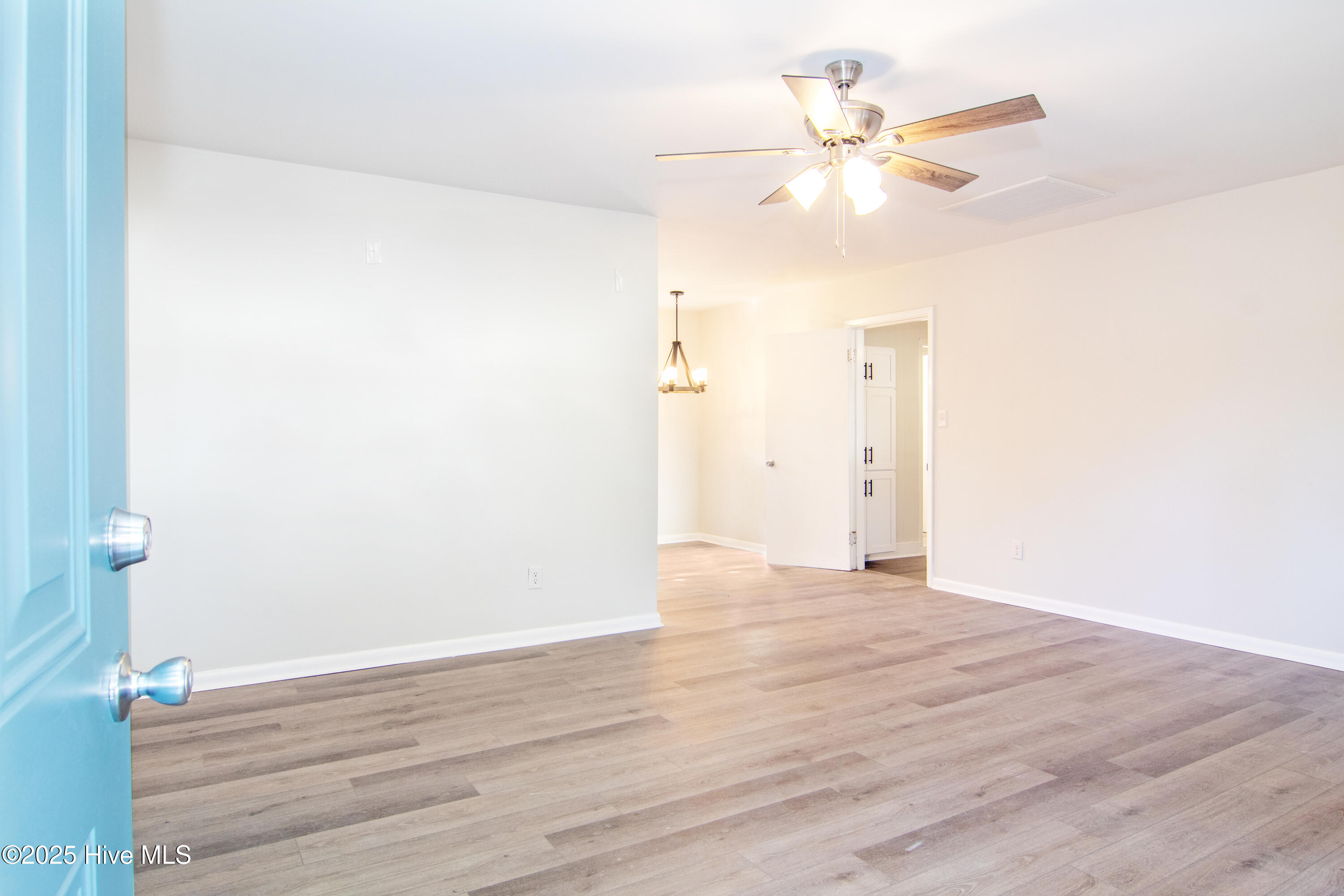 100541457 | Photo 15