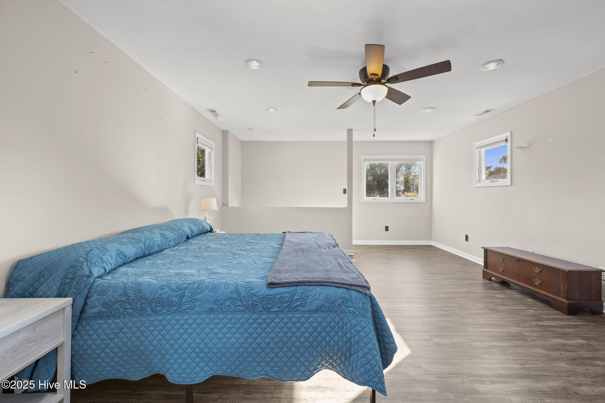 100542454 | Photo 46