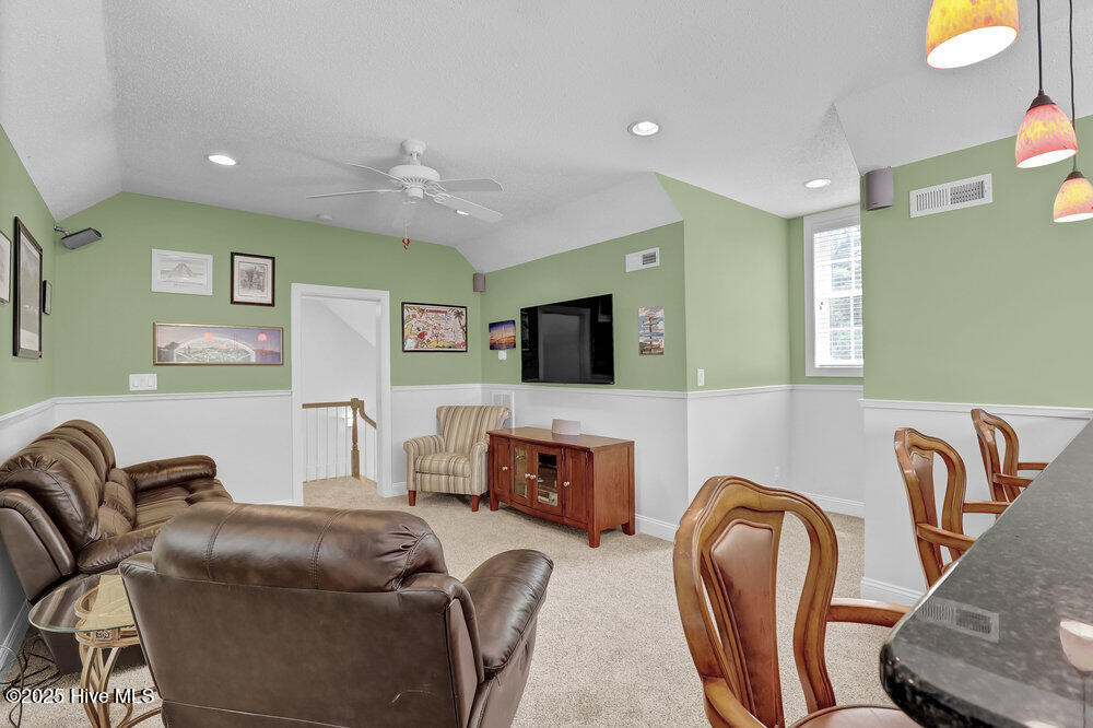 100513085 | Photo 41