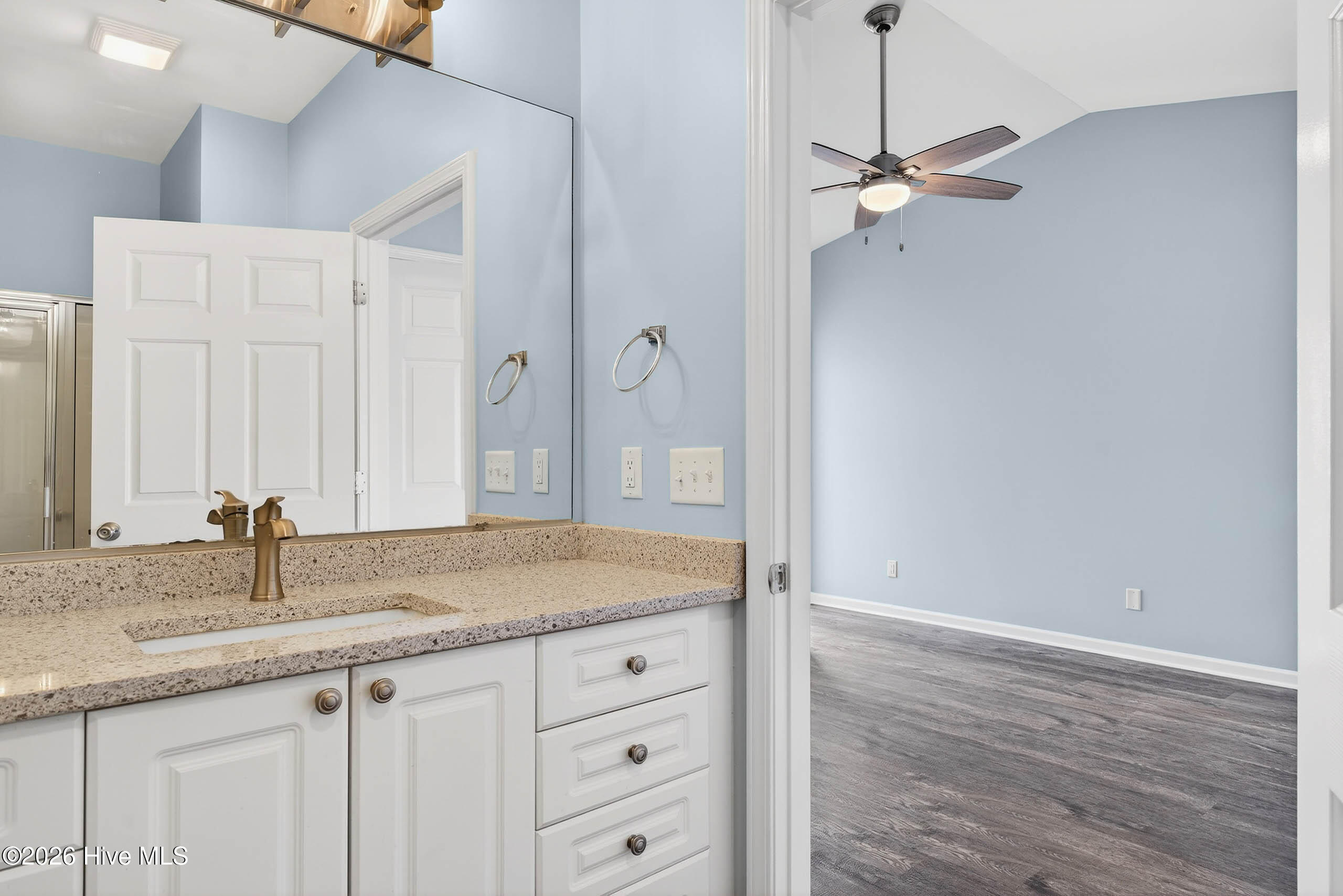 100564275 | Photo 16