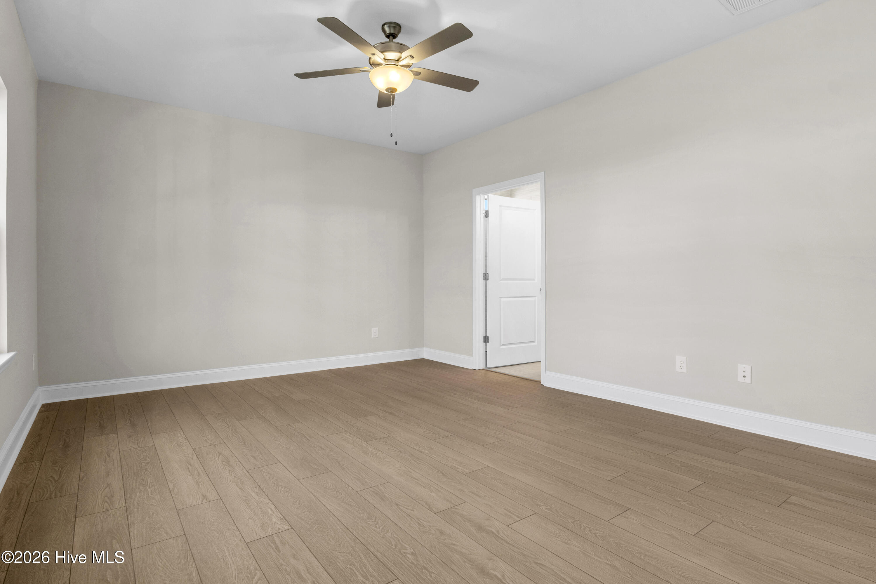 100563562 | Photo 28