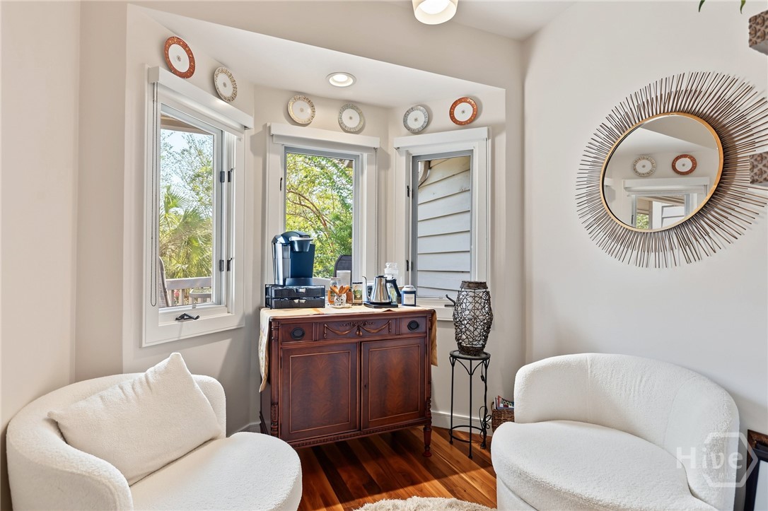 Breakfast area with bay window