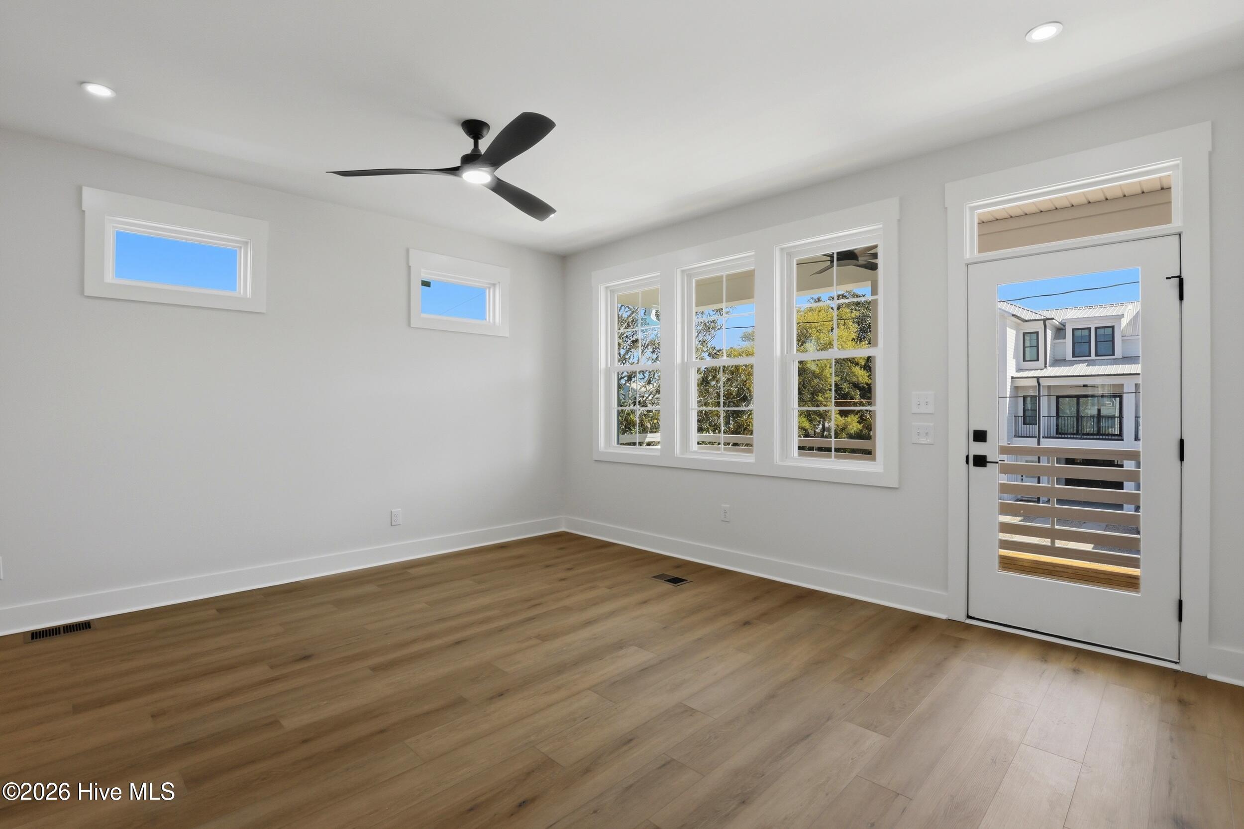 100562873 | Photo 10