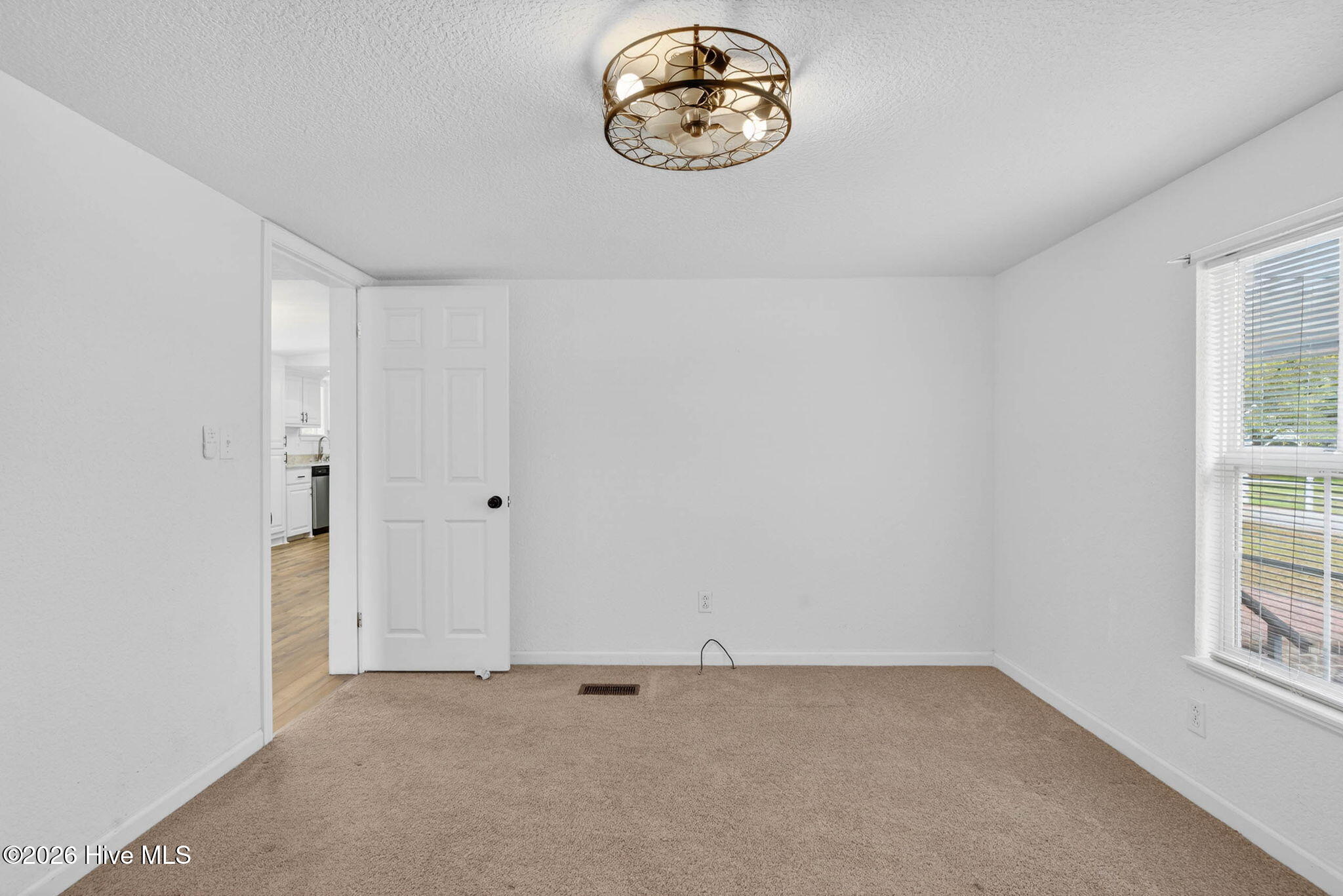 100565671 | Photo 14